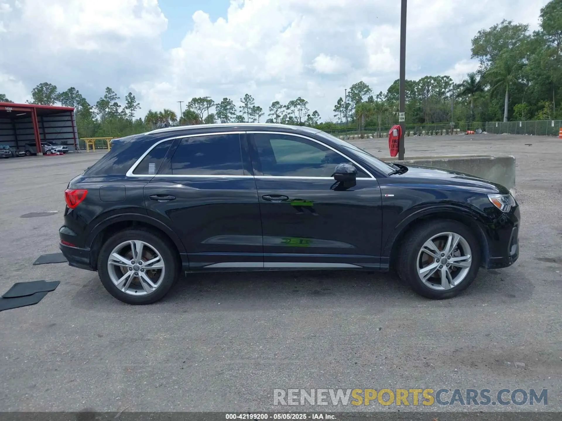 13 Фотография поврежденного автомобиля WA1EECF33L1052774 AUDI Q3 2020