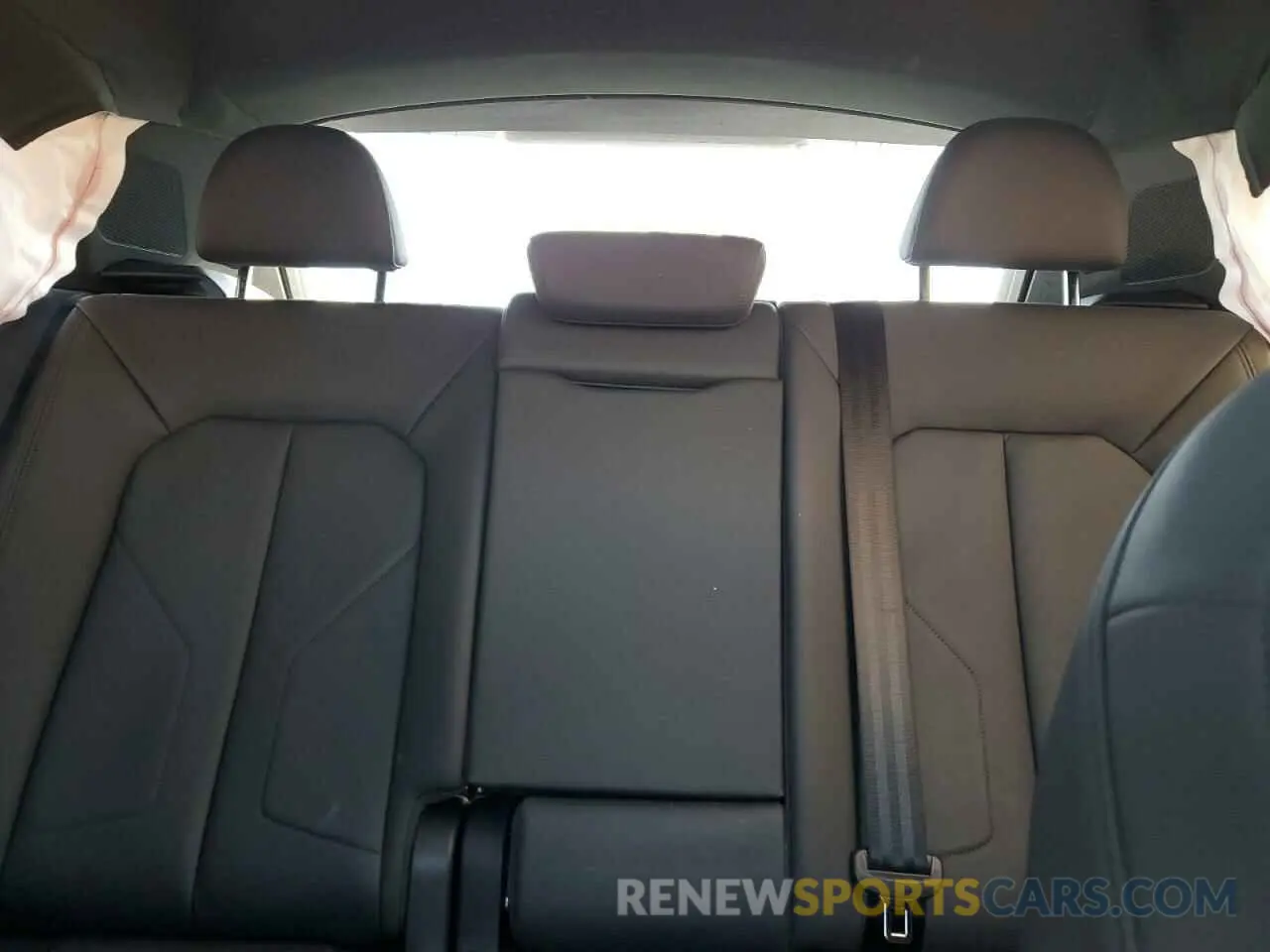 10 Photograph of a damaged car WA1EECF33L1061488 AUDI Q3 2020