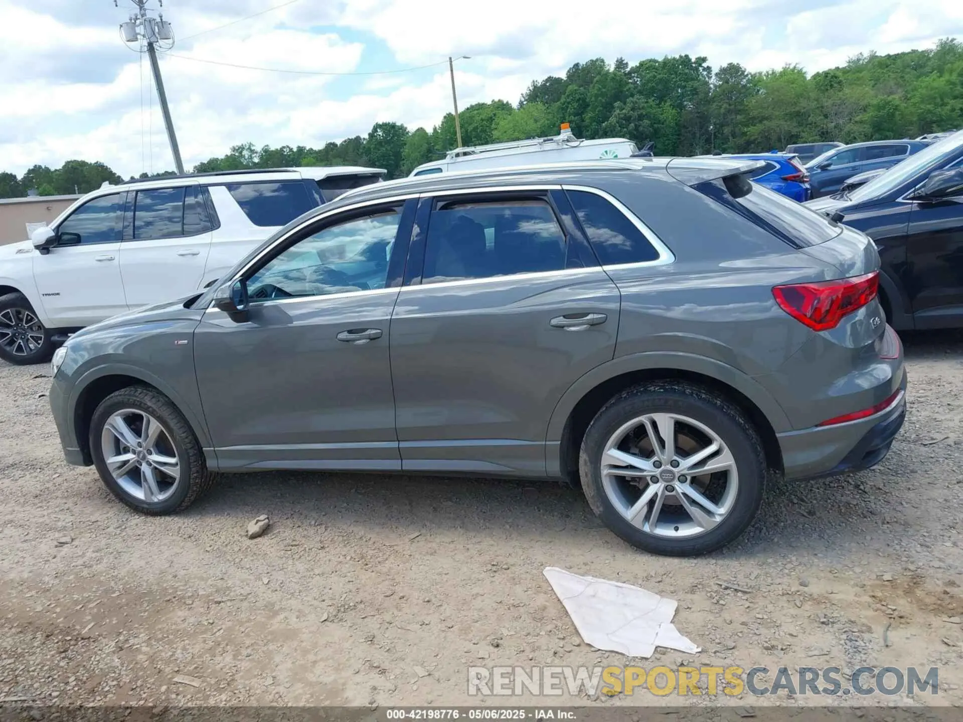 14 Photograph of a damaged car WA1EECF34L1030072 AUDI Q3 2020