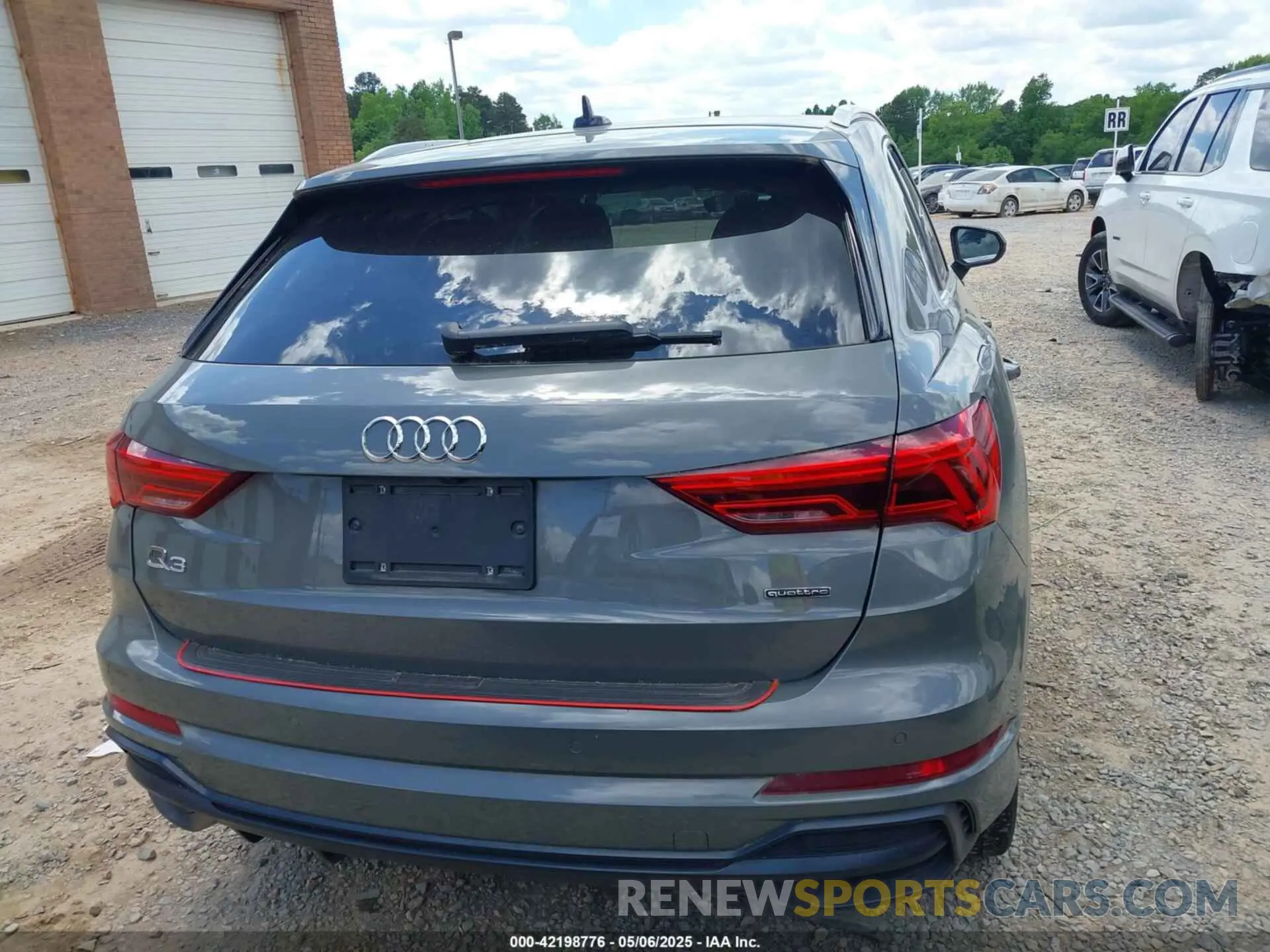 16 Photograph of a damaged car WA1EECF34L1030072 AUDI Q3 2020
