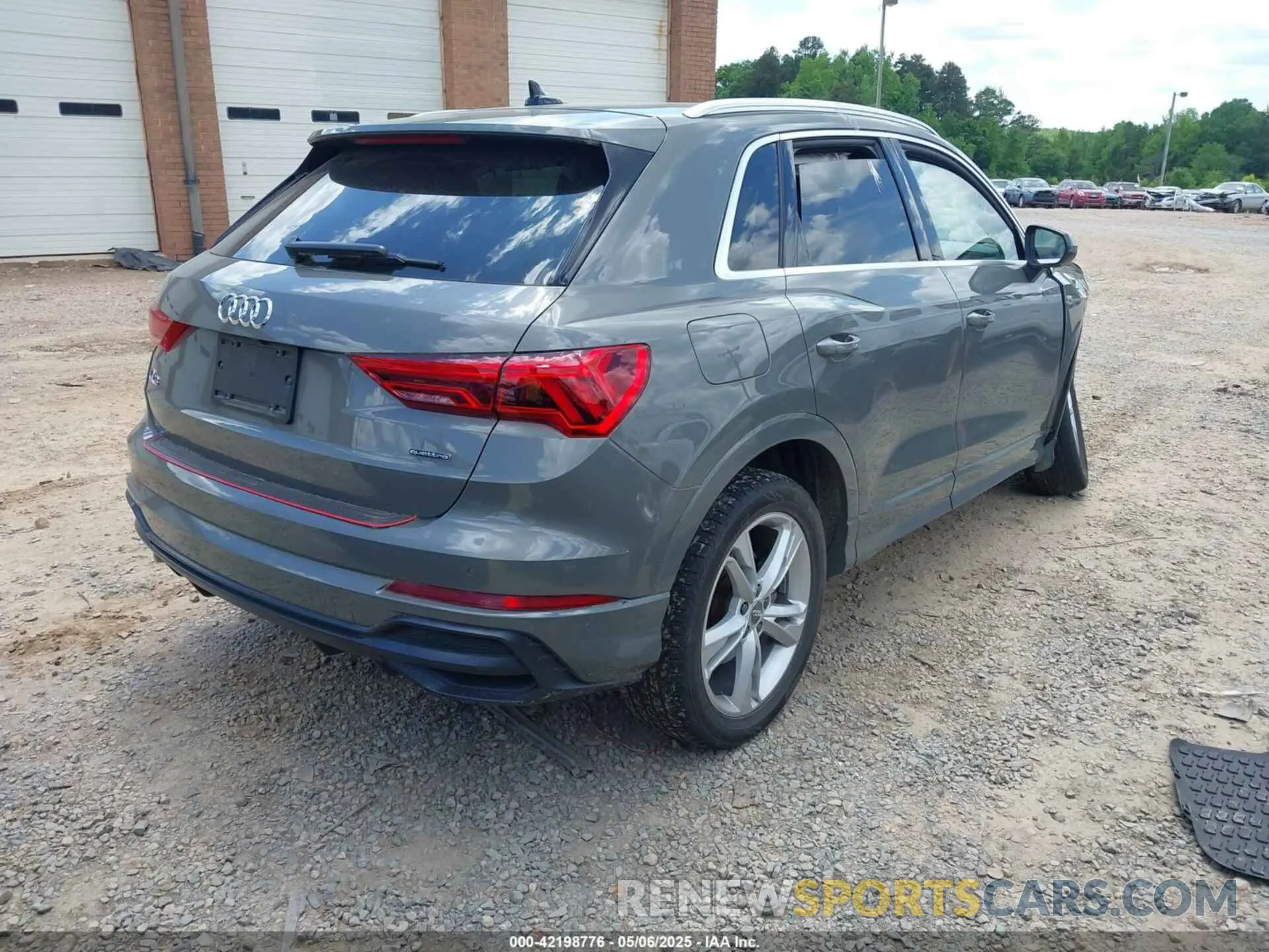 4 Photograph of a damaged car WA1EECF34L1030072 AUDI Q3 2020