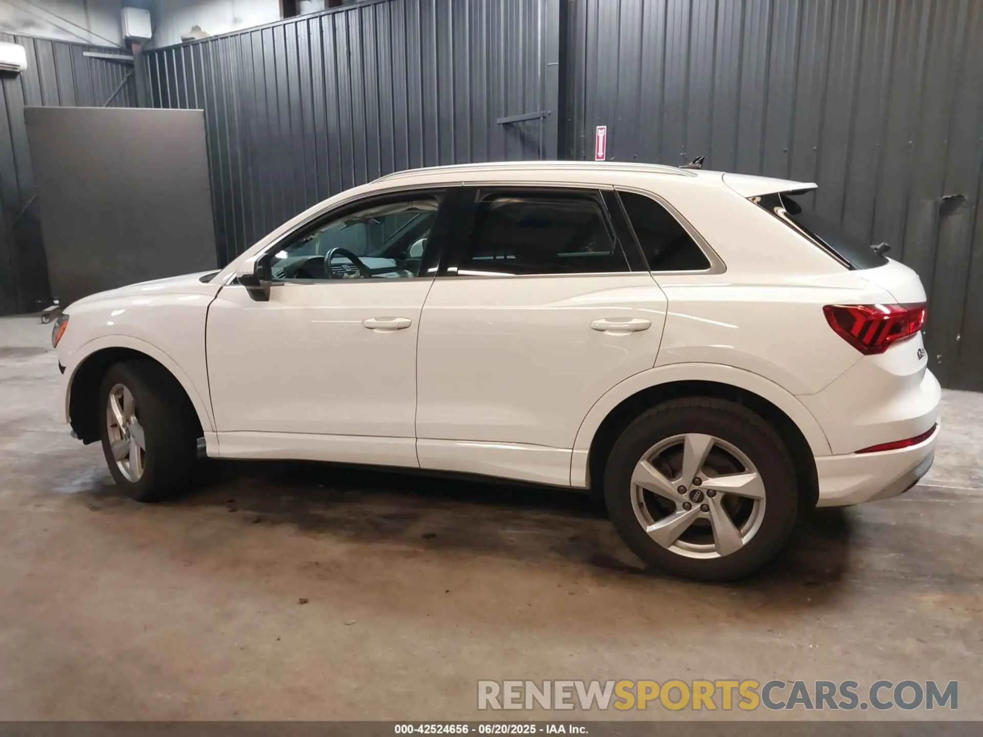 14 Photograph of a damaged car WA1AUCF31M1095965 AUDI Q3 2021