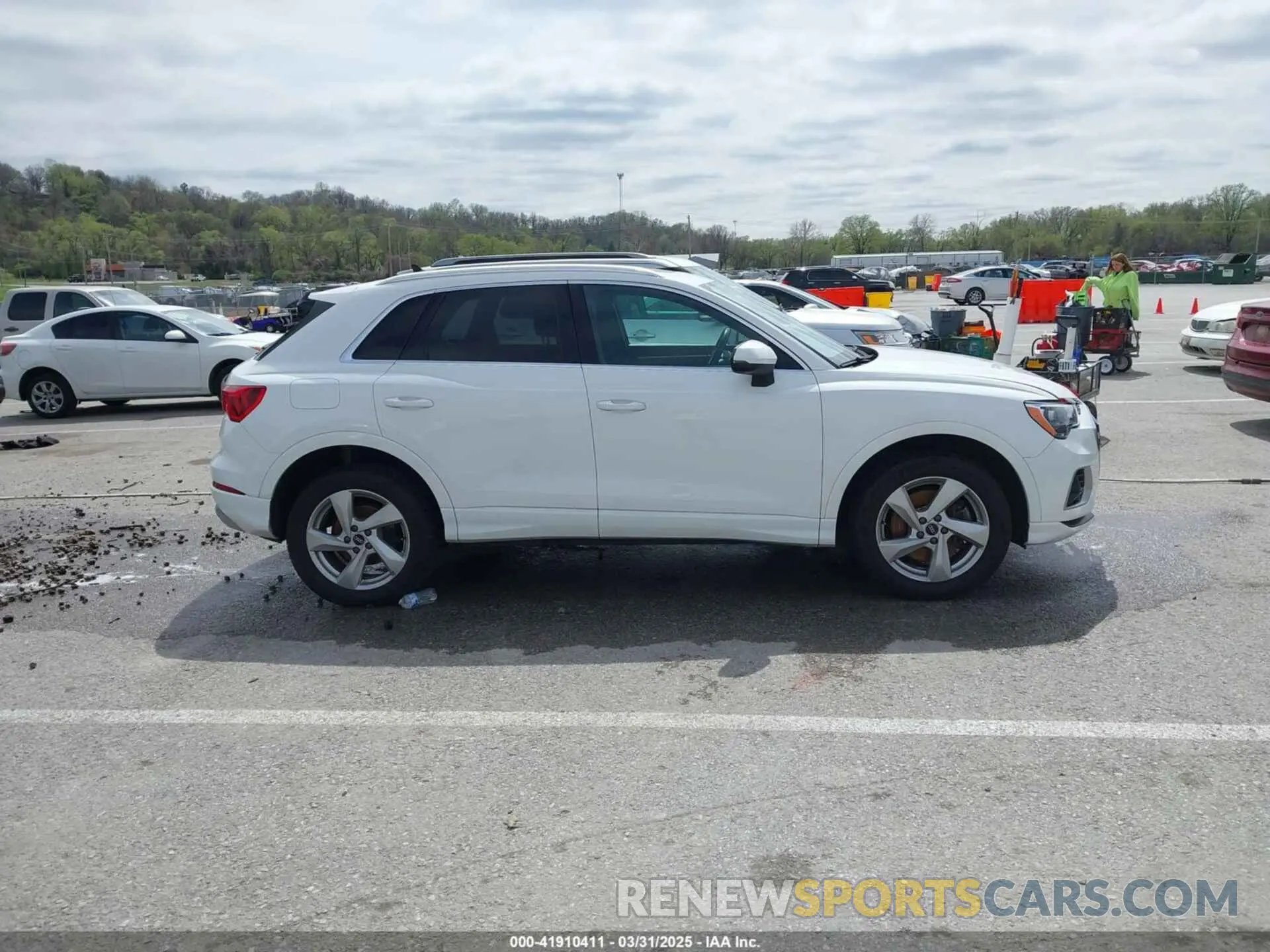 14 Photograph of a damaged car WA1AUCF33M1096437 AUDI Q3 2021