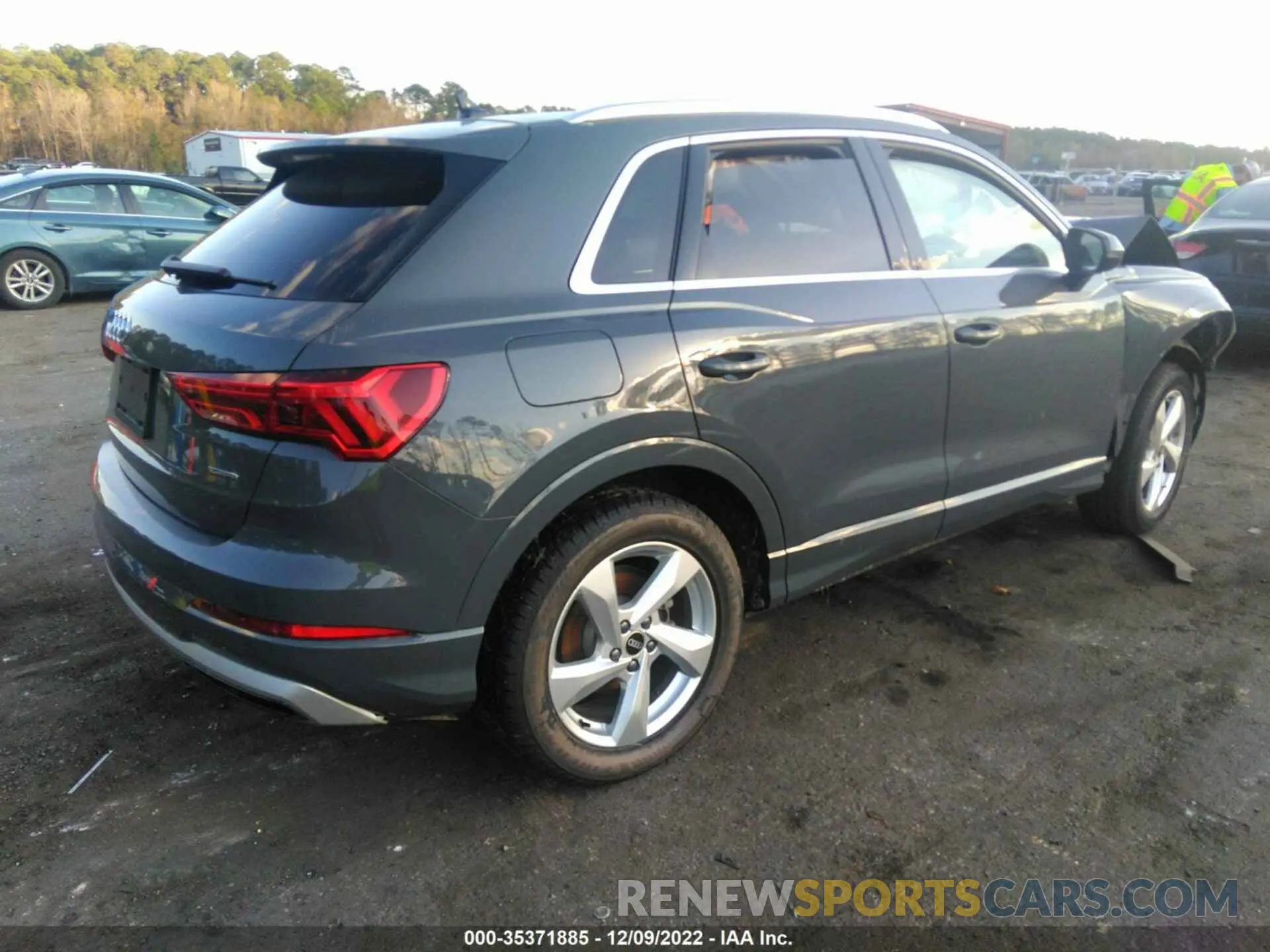4 Photograph of a damaged car WA1AUCF38M1123289 AUDI Q3 2021