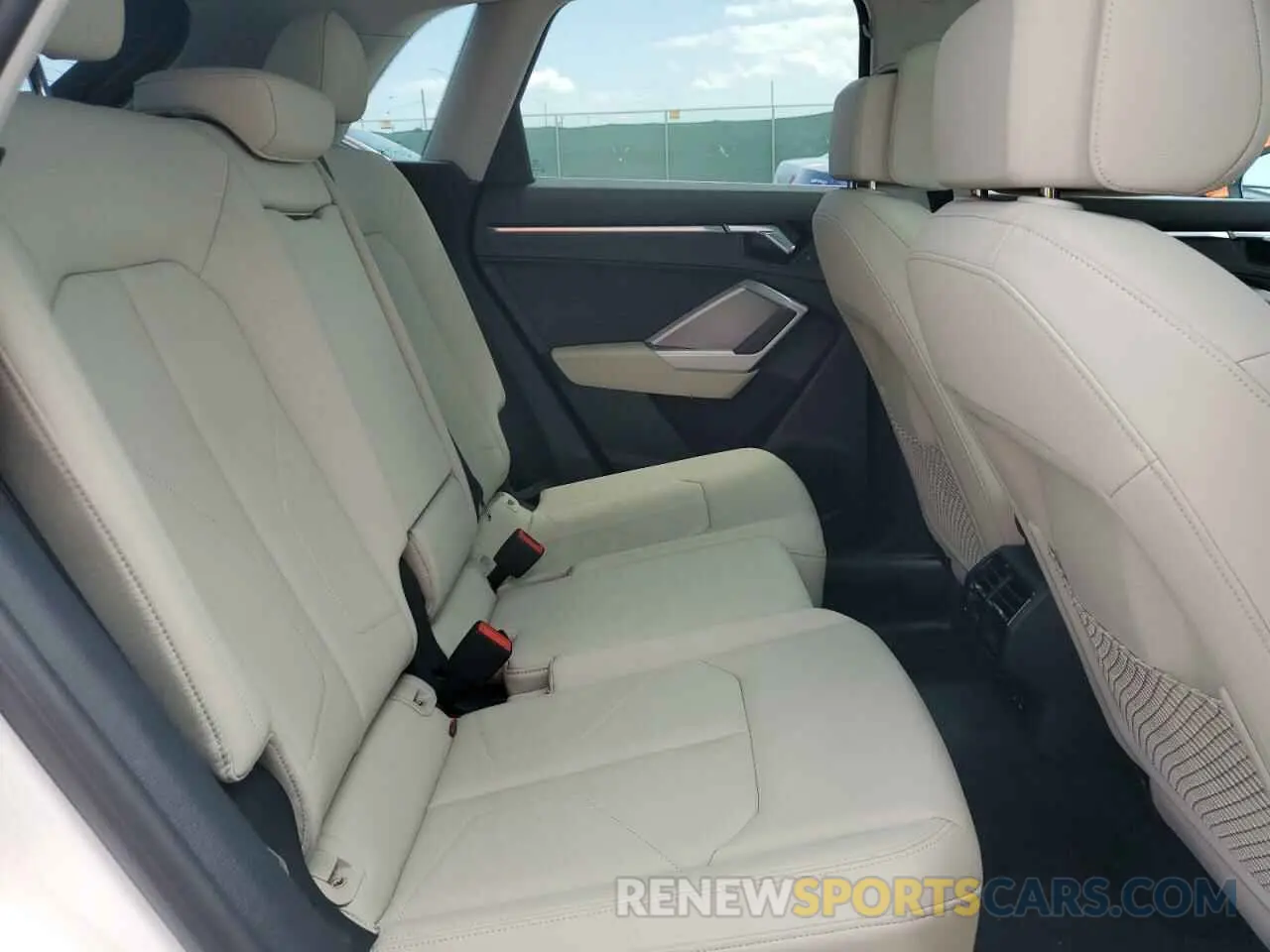 11 Photograph of a damaged car WA1AUCF39M1133071 AUDI Q3 2021