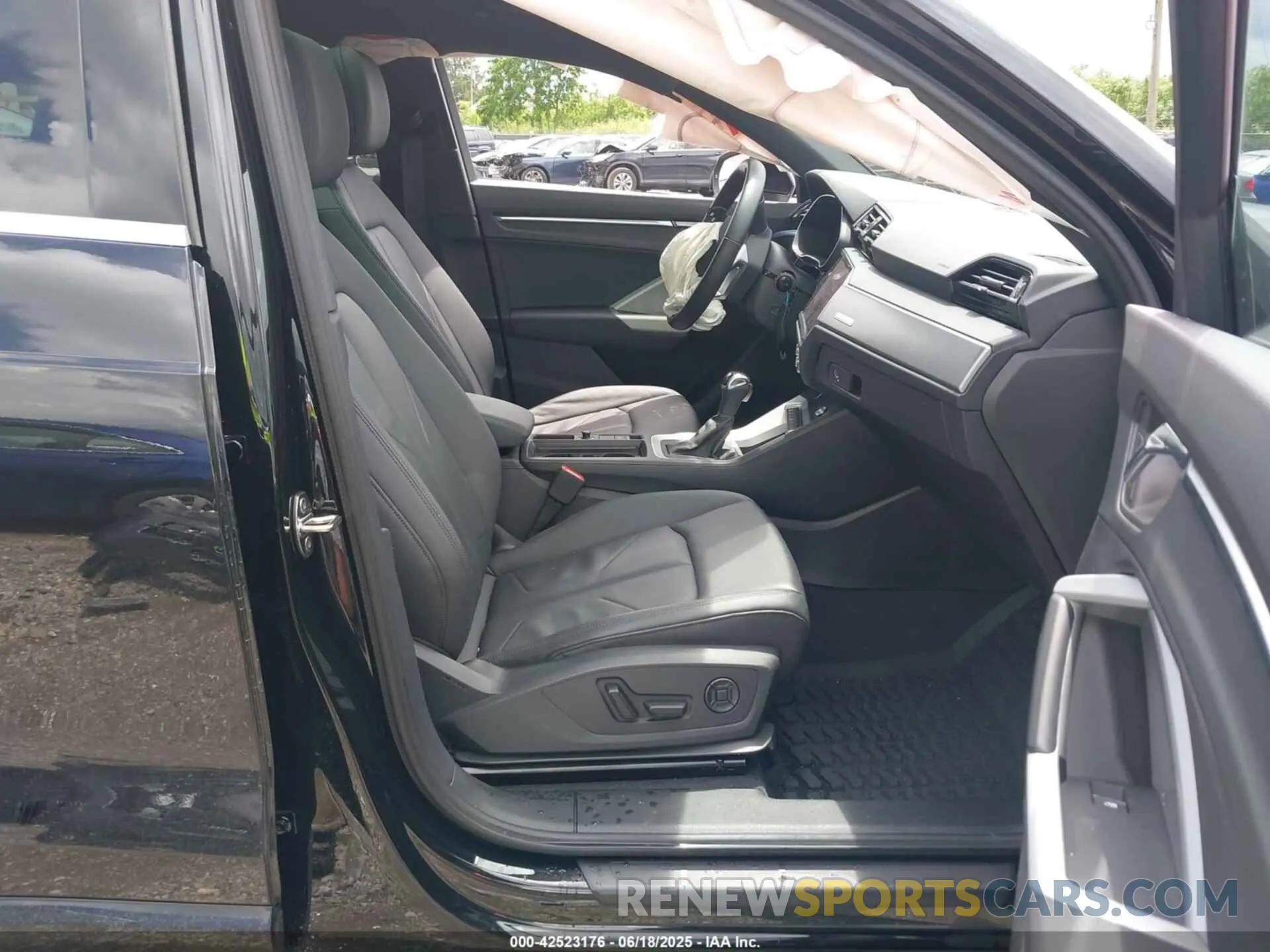 5 Photograph of a damaged car WA1AUCF39M1143549 AUDI Q3 2021