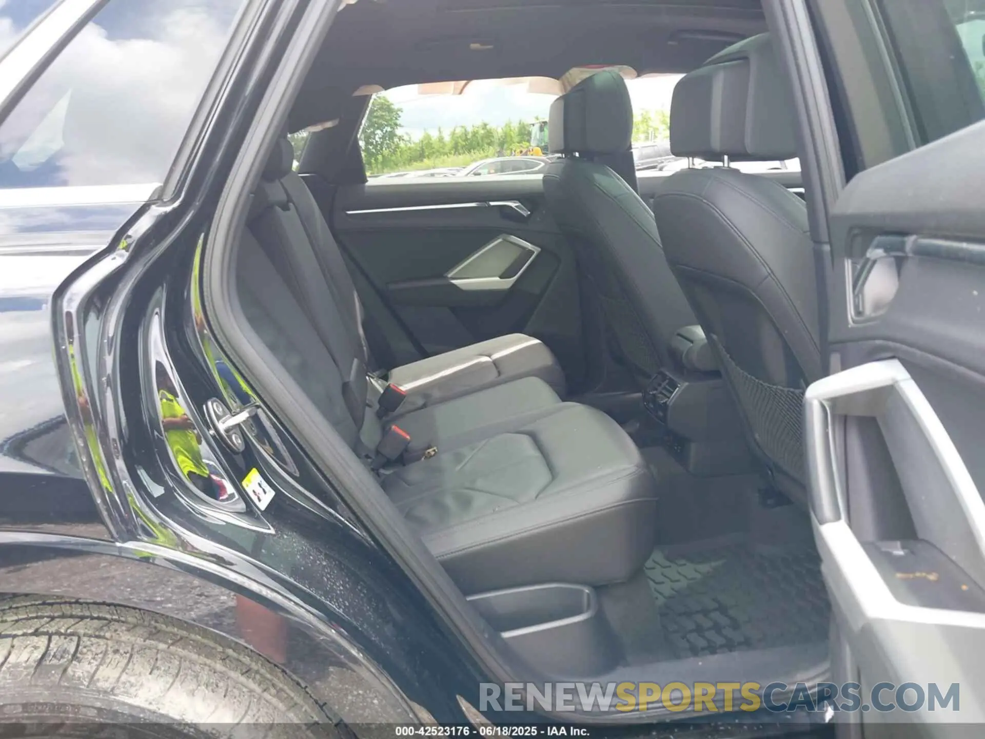 8 Photograph of a damaged car WA1AUCF39M1143549 AUDI Q3 2021