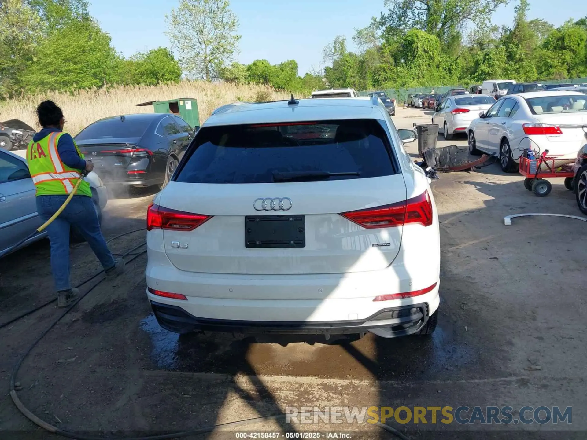 17 Photograph of a damaged car WA1DECF31M1037901 AUDI Q3 2021