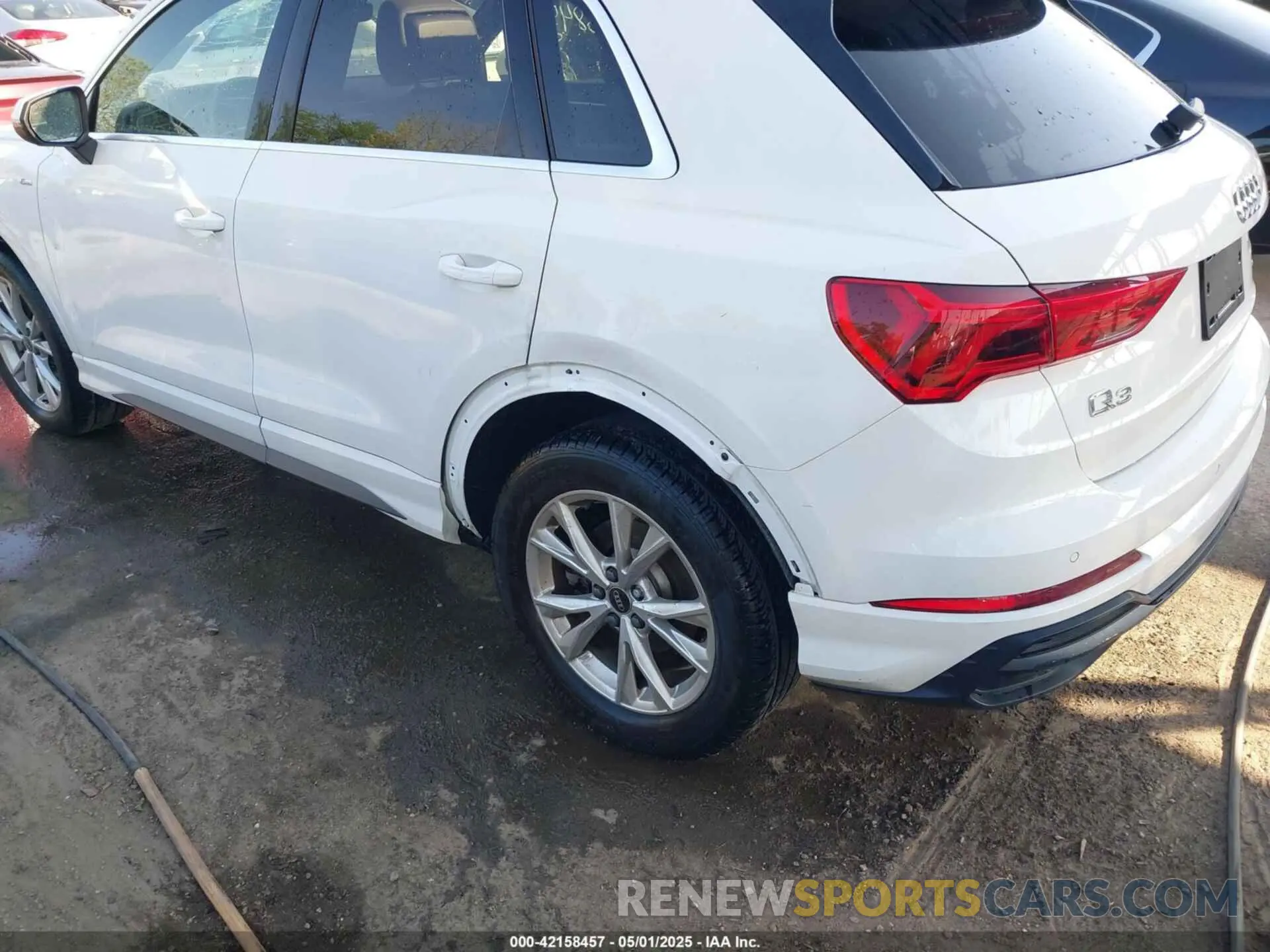 19 Photograph of a damaged car WA1DECF31M1037901 AUDI Q3 2021