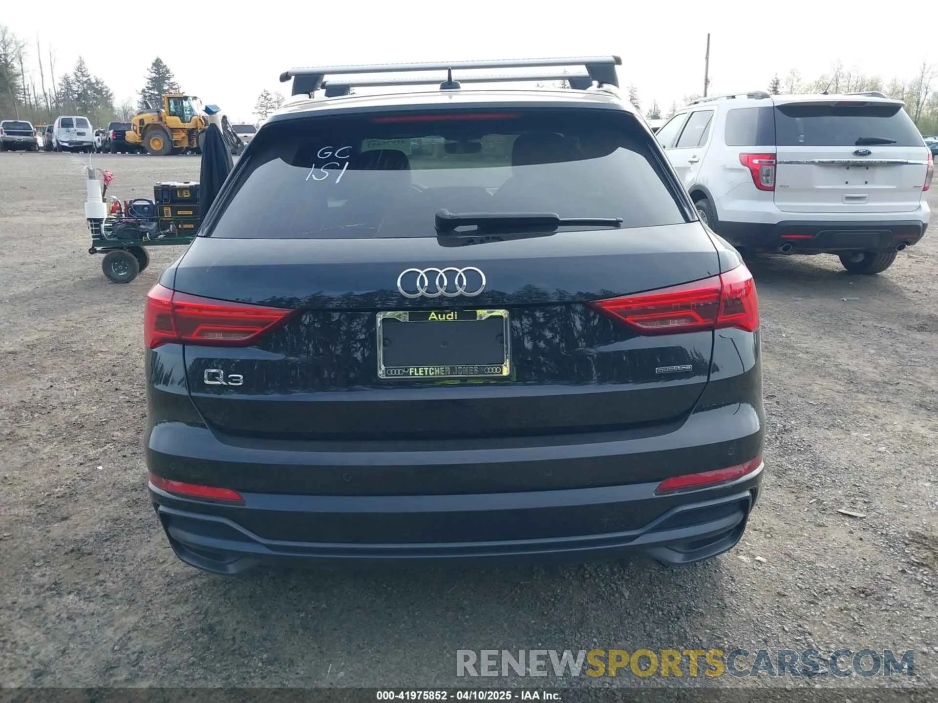 16 Photograph of a damaged car WA1DECF31M1053452 AUDI Q3 2021