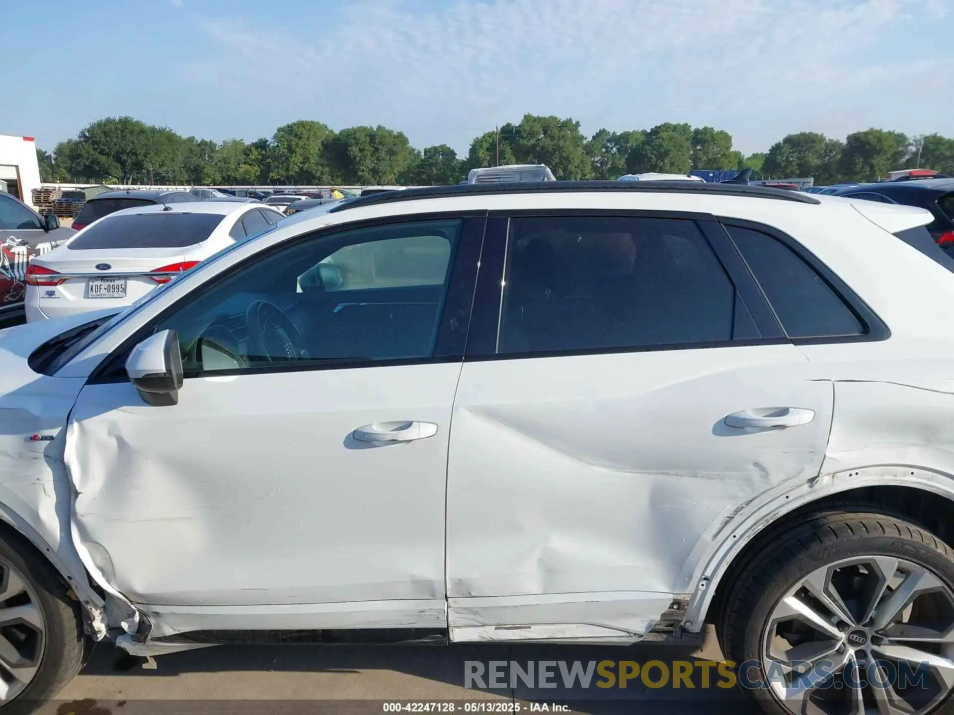 14 Фотография поврежденного автомобиля WA1DECF35M1063868 AUDI Q3 2021