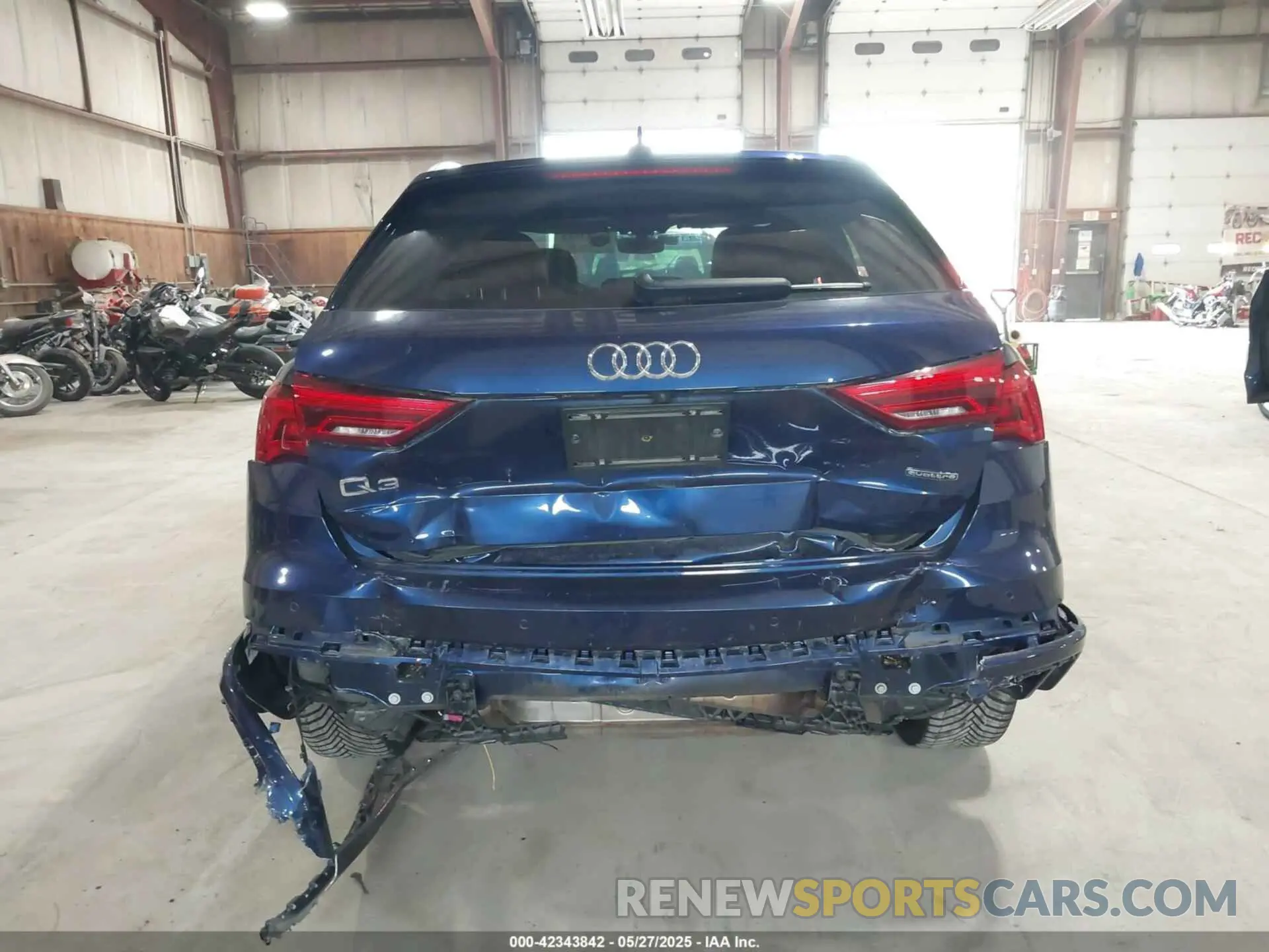 16 Photograph of a damaged car WA1EECF36M1061776 AUDI Q3 2021