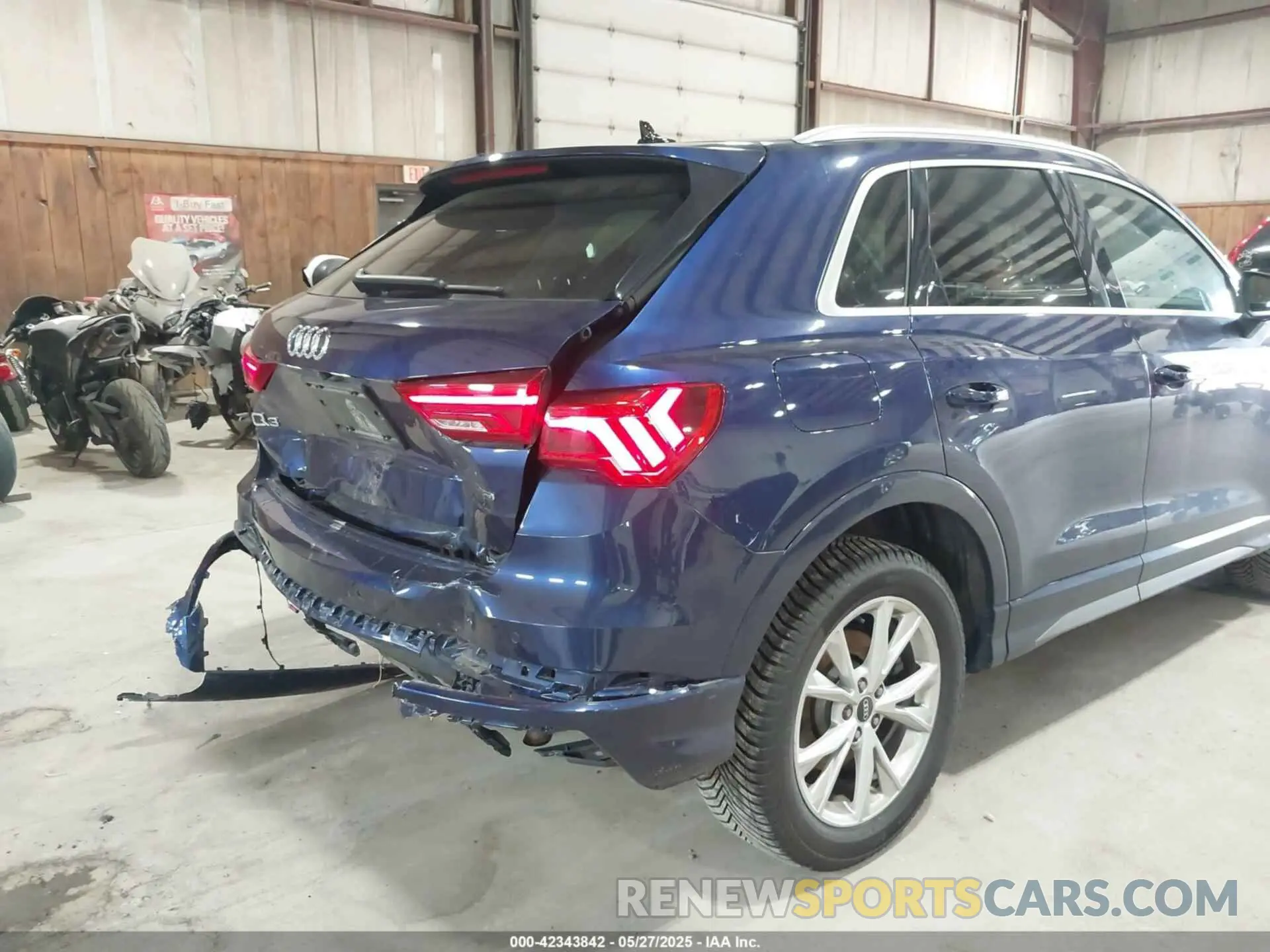 17 Photograph of a damaged car WA1EECF36M1061776 AUDI Q3 2021