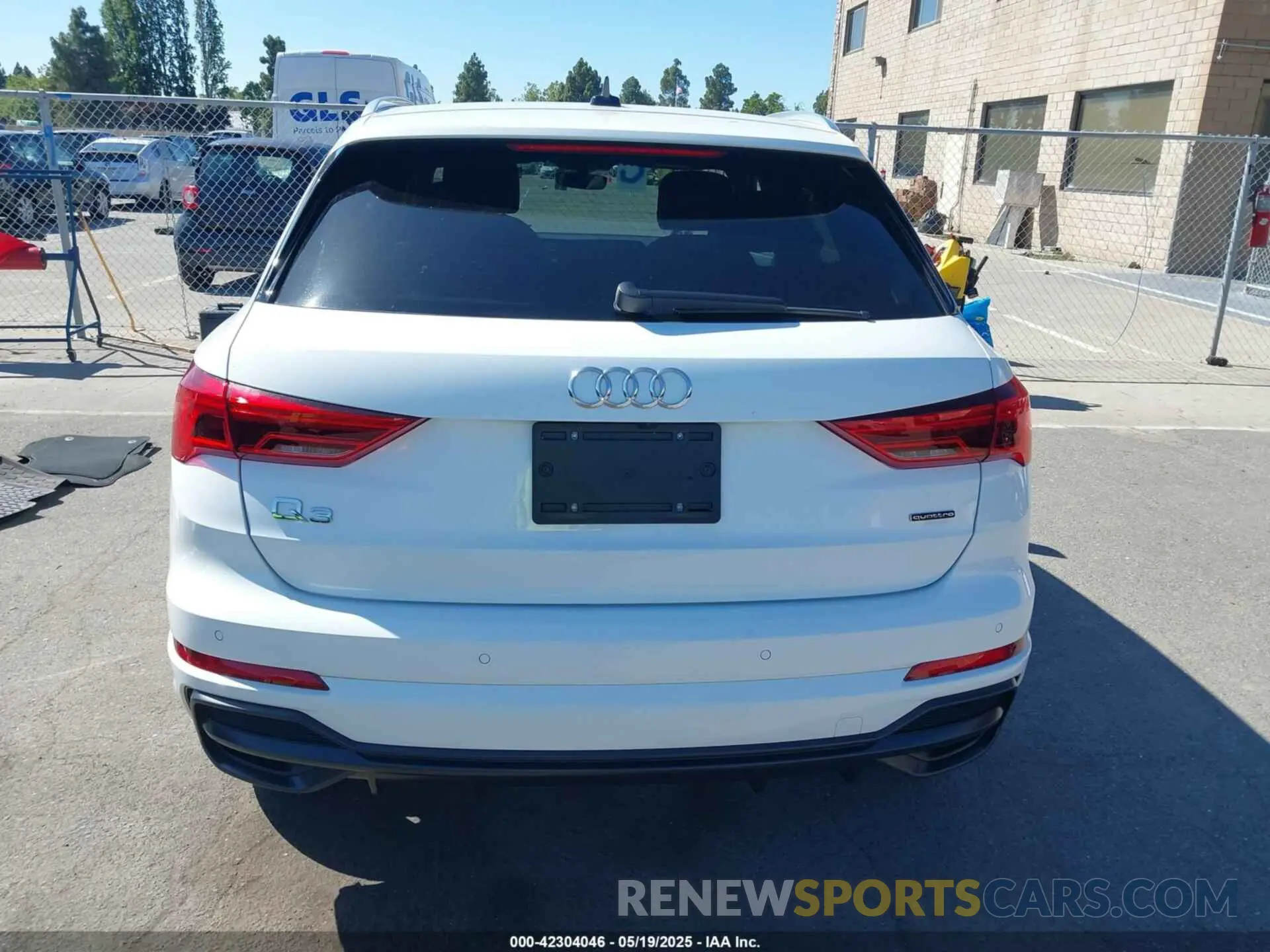 17 Photograph of a damaged car WA1DECF32N1148121 AUDI Q3 2022