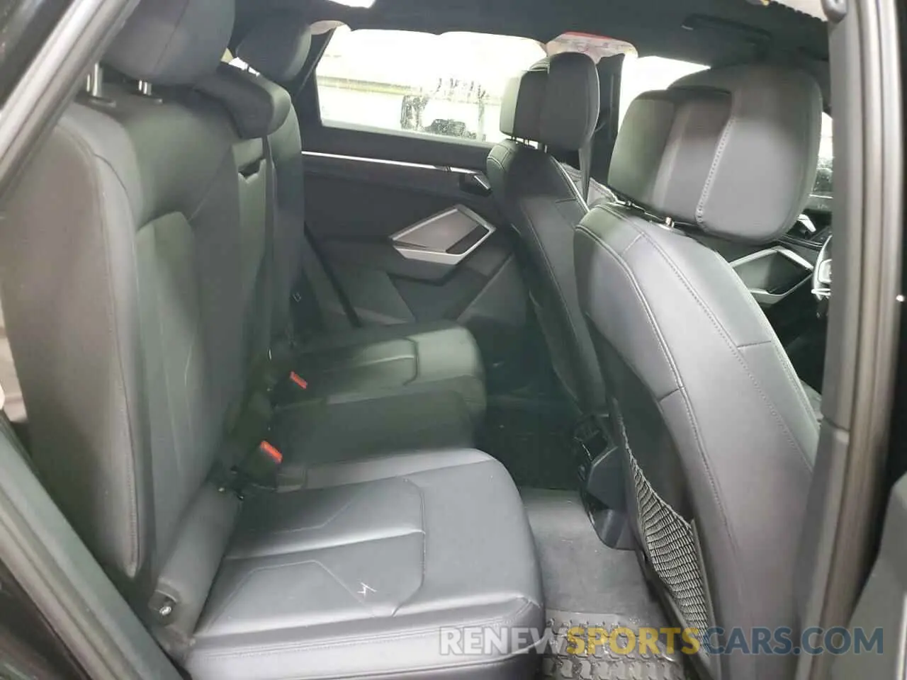 10 Photograph of a damaged car WA1DECF38N1061940 AUDI Q3 2022