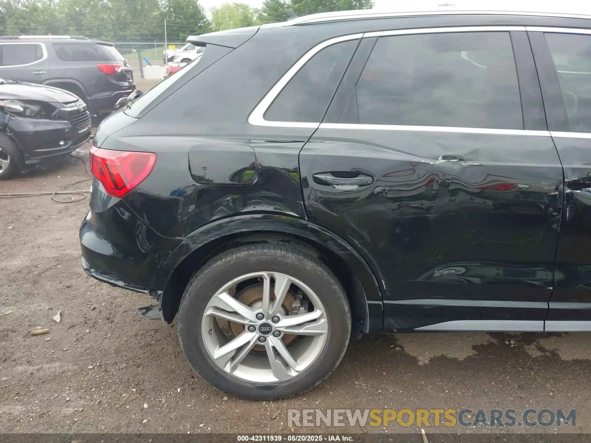18 Photograph of a damaged car WA1EECF30N1089509 AUDI Q3 2022