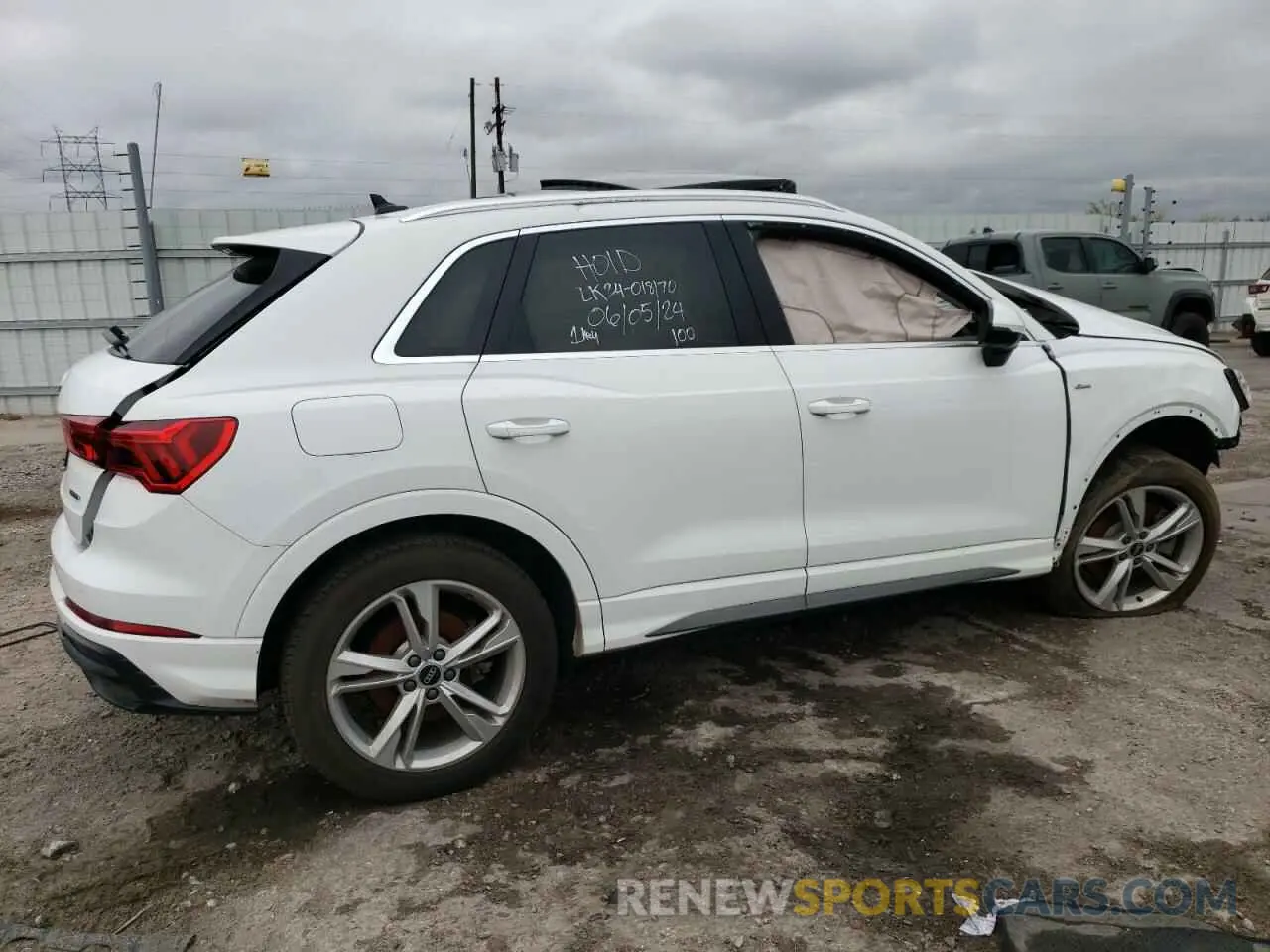3 Photograph of a damaged car WA1EECF32N1030039 AUDI Q3 2022