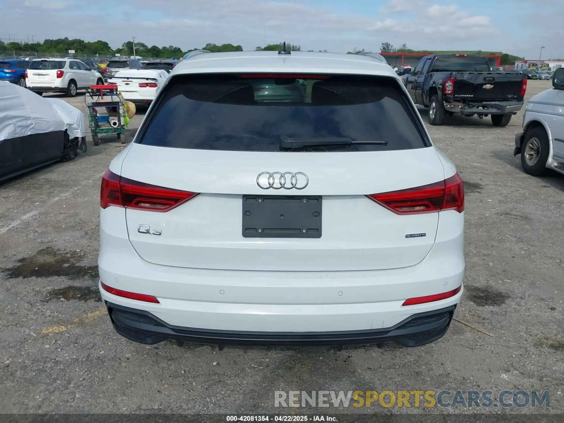 16 Photograph of a damaged car WA1EECF32N1065423 AUDI Q3 2022