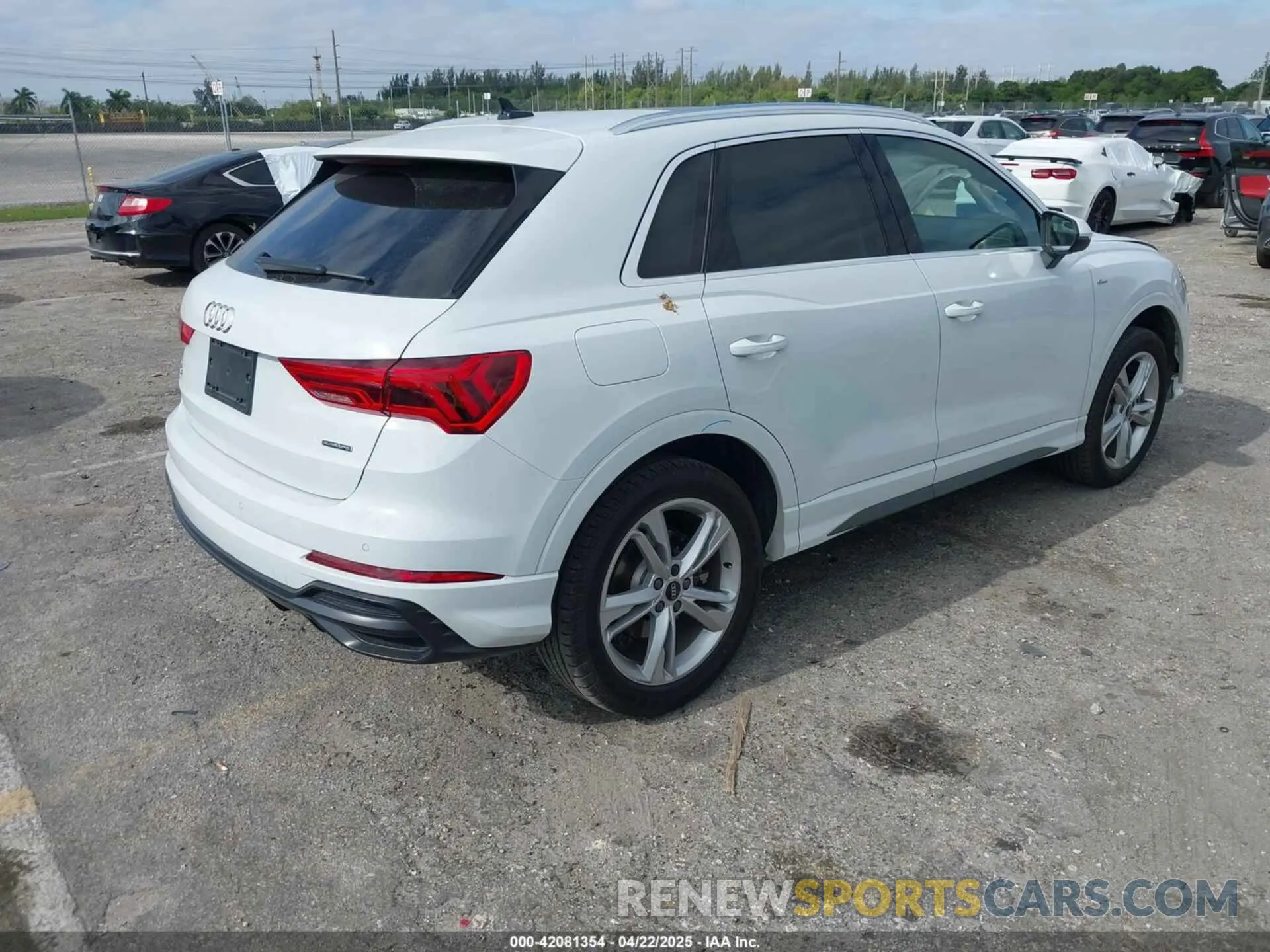 4 Photograph of a damaged car WA1EECF32N1065423 AUDI Q3 2022