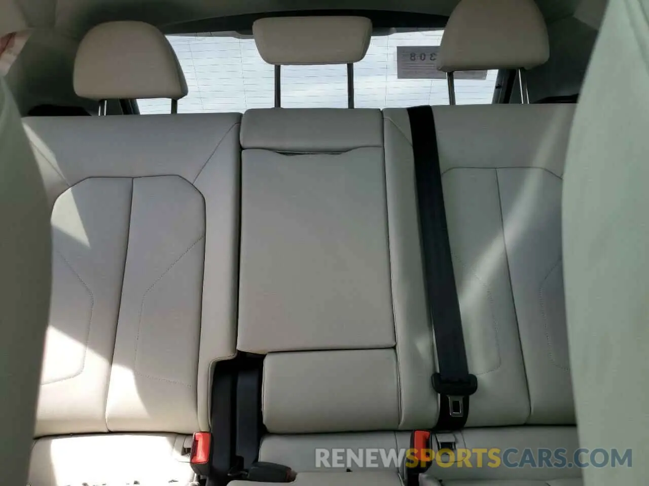 10 Photograph of a damaged car WA1EECF35N1084418 AUDI Q3 2022