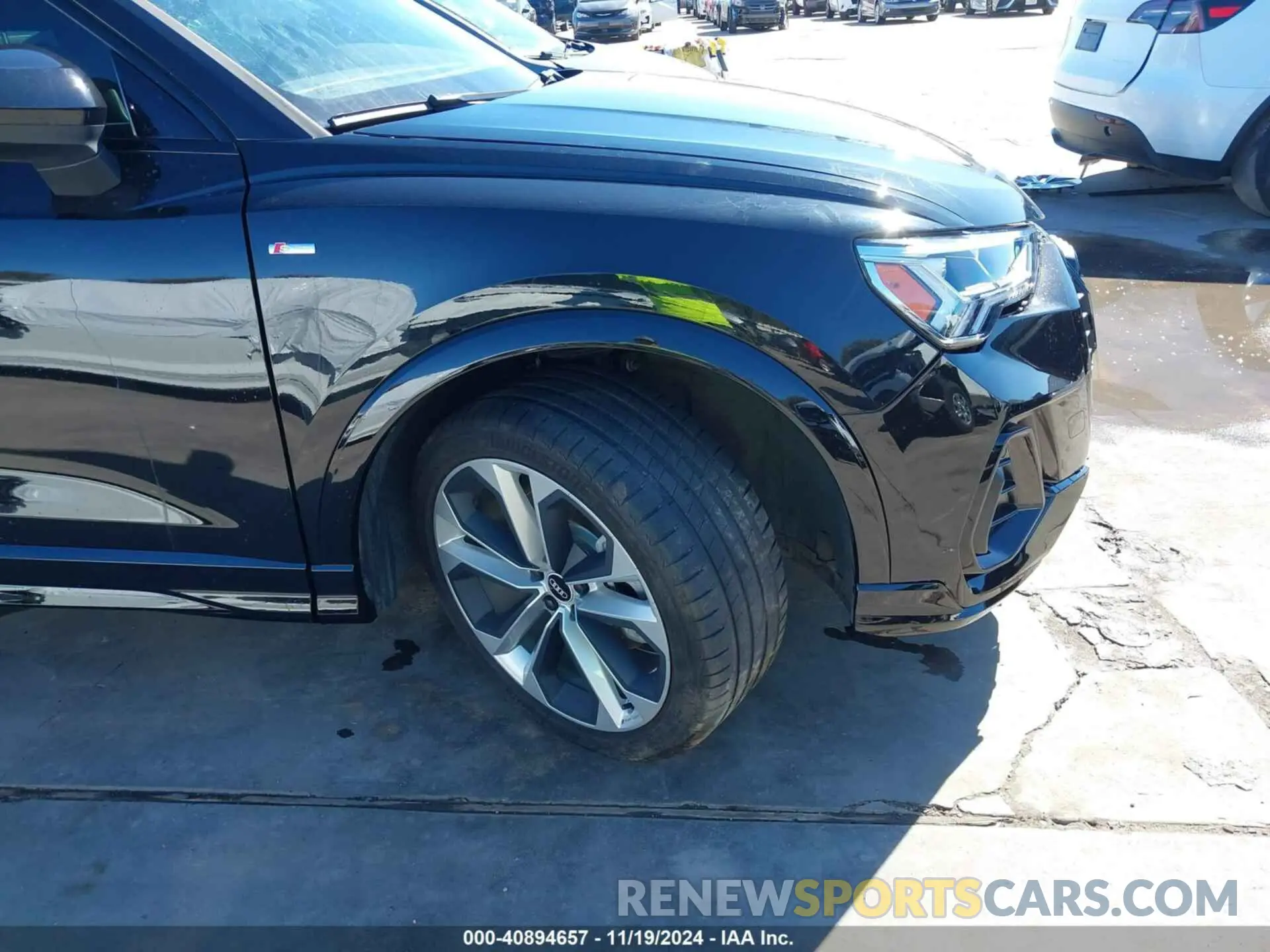 19 Photograph of a damaged car WA1EECF38N1015027 AUDI Q3 2022