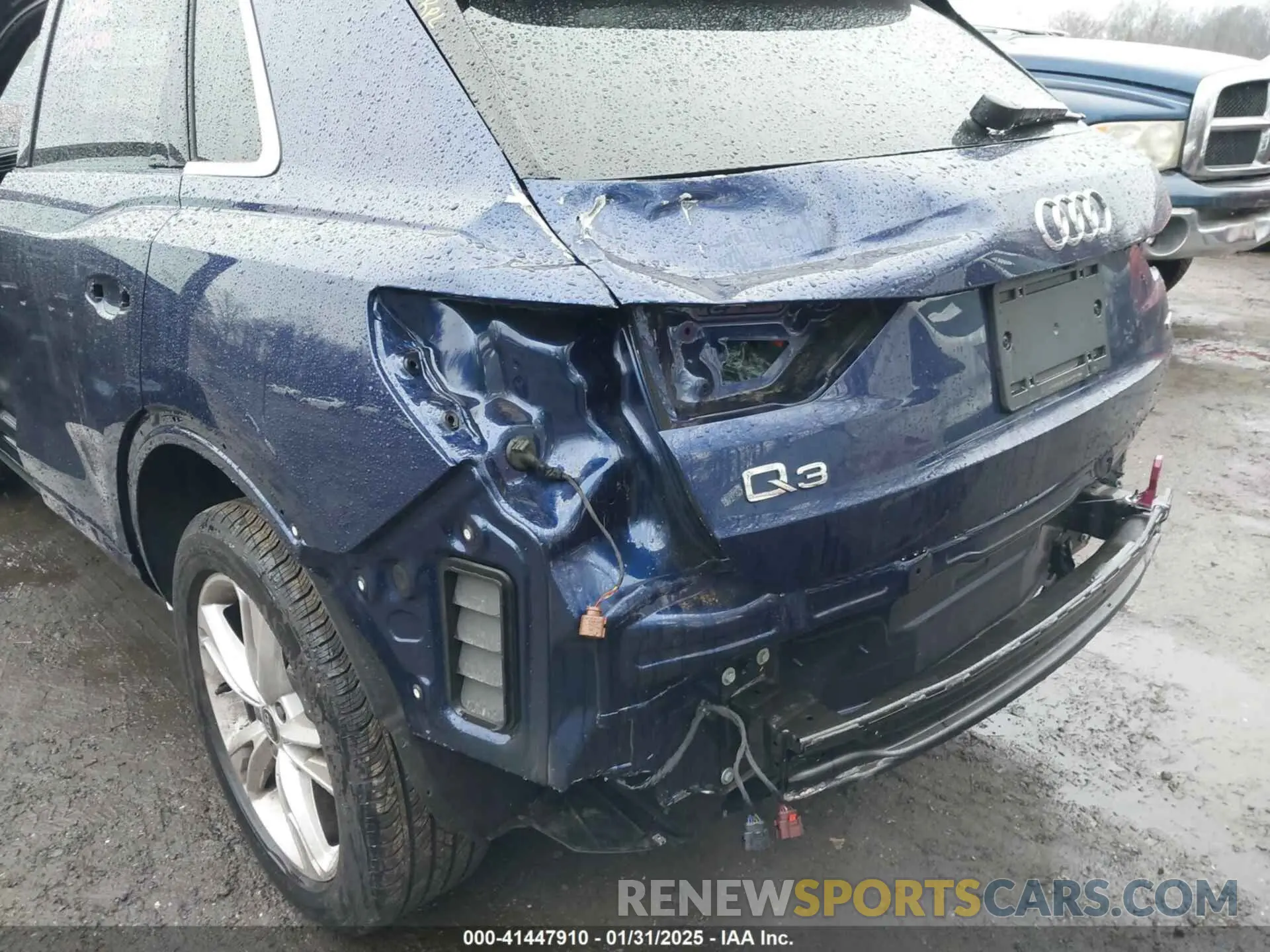 17 Photograph of a damaged car WA1DECF31R1114404 AUDI Q3 2024