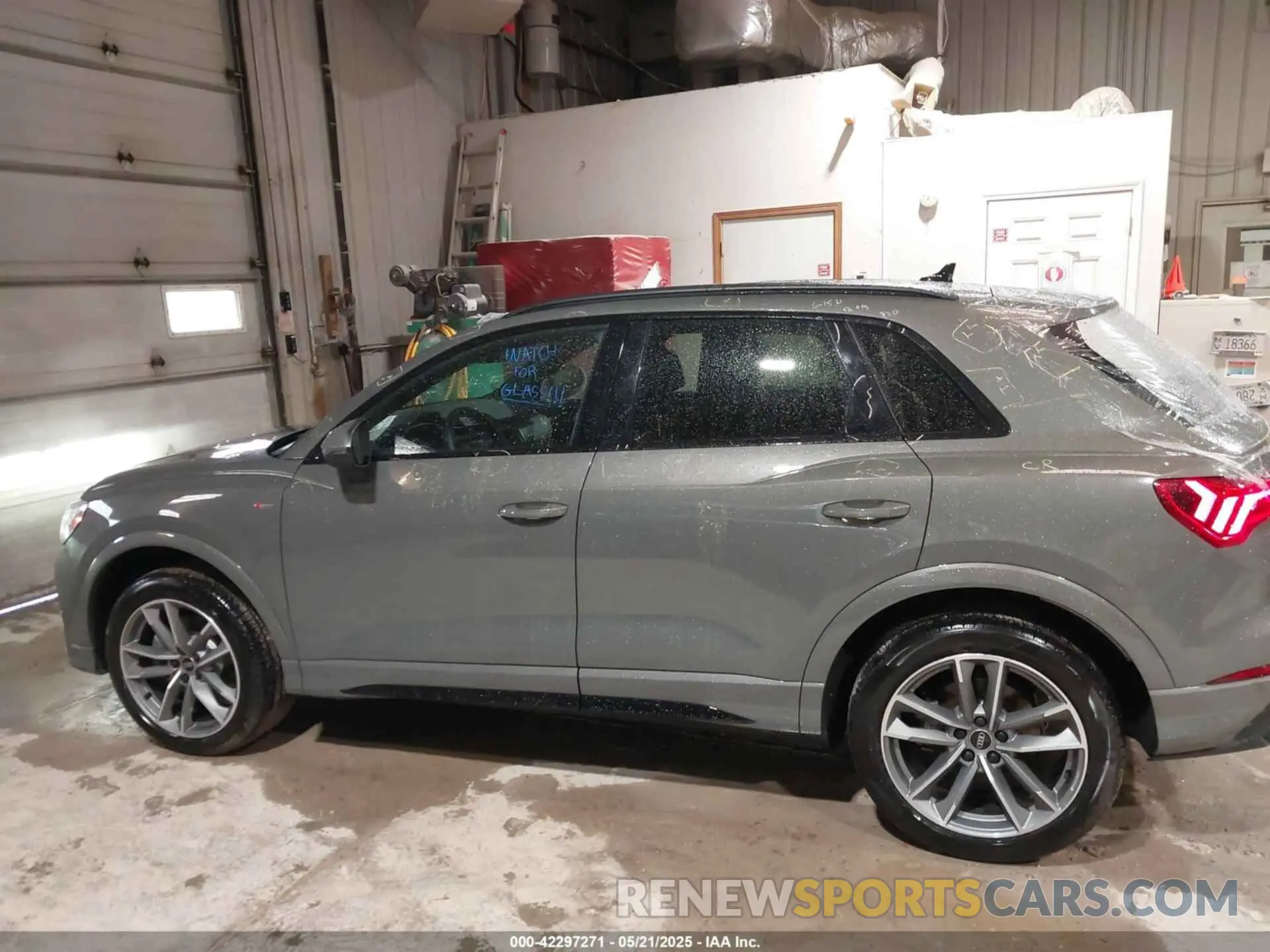 14 Фотография поврежденного автомобиля WA1EECF30R1156373 AUDI Q3 2024