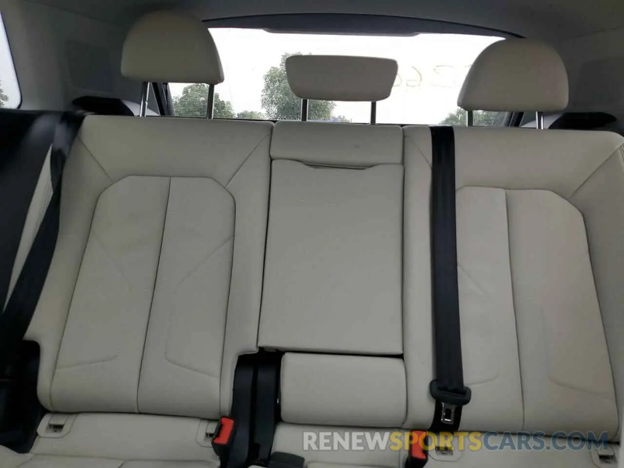 10 Photograph of a damaged car WA1EECF32R1160151 AUDI Q3 2024