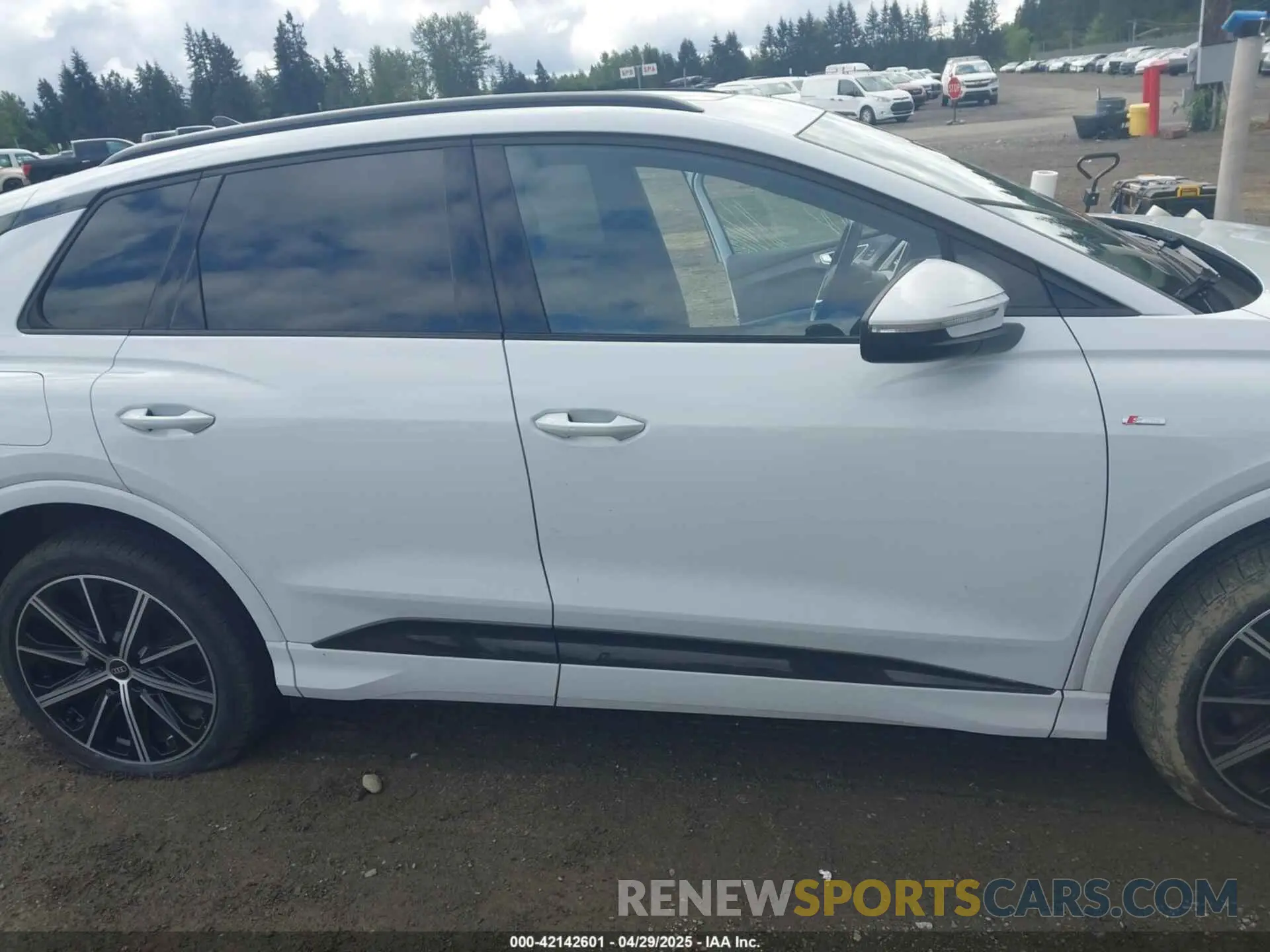 12 Photograph of a damaged car WA1M2BFZ1NP047351 AUDI Q4 E-TRON 2022