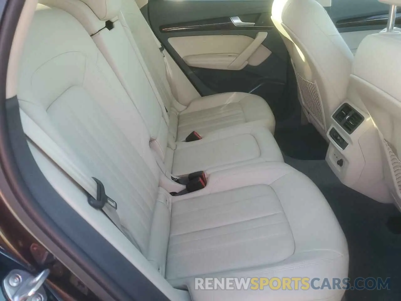 10 Photograph of a damaged car WA1BNAFY1L2041348 AUDI Q5 2020