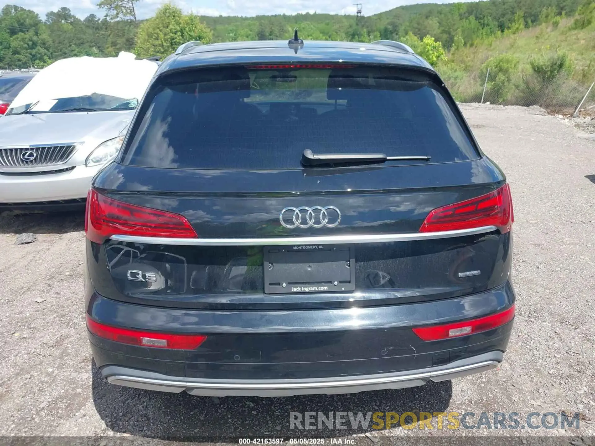 16 Photograph of a damaged car WA1AAAFY5M2087242 AUDI Q5 2021
