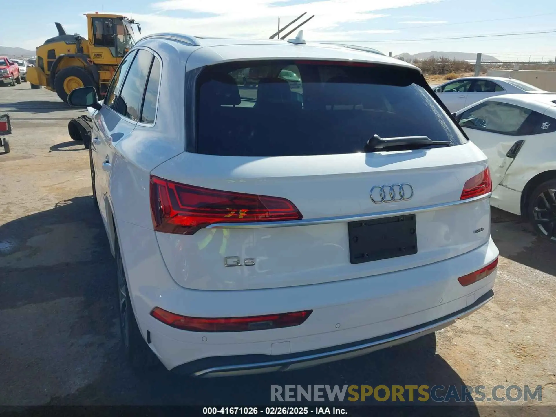 17 Photograph of a damaged car WA1BAAFYXM2125942 AUDI Q5 2021
