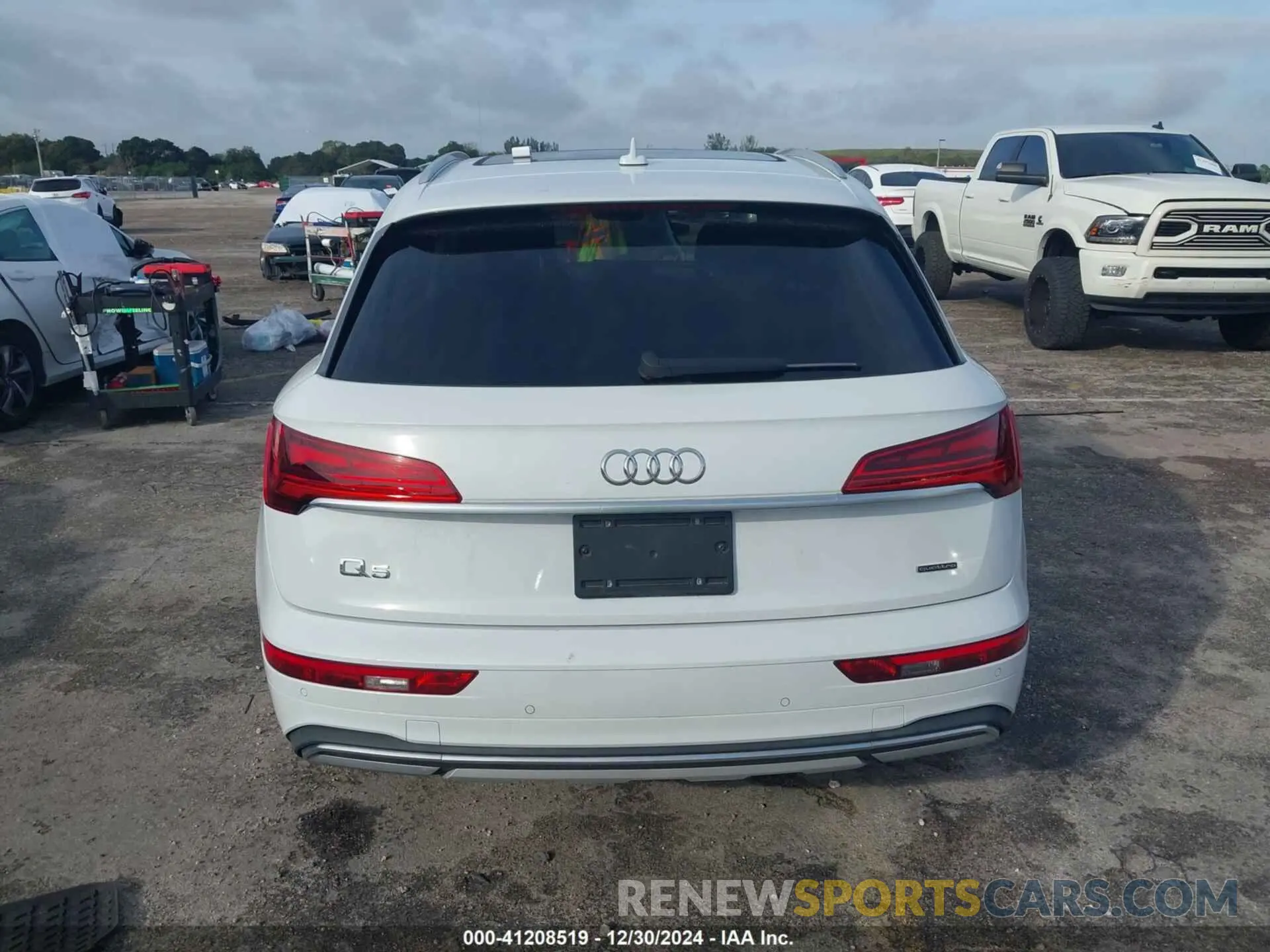 16 Photograph of a damaged car WA1CAAFY7M2055059 AUDI Q5 2021