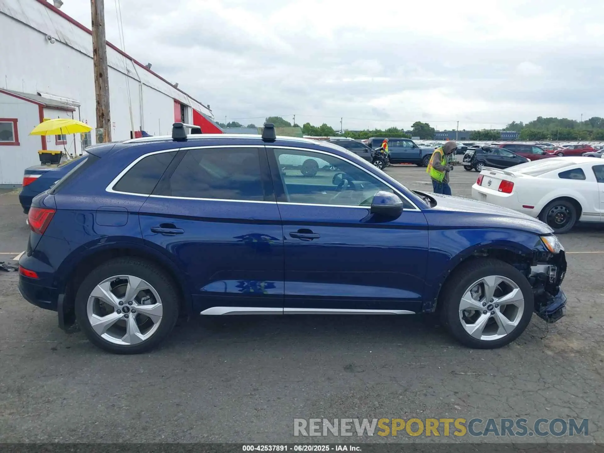 14 Photograph of a damaged car WA1CABFY6M2054233 AUDI Q5 2021