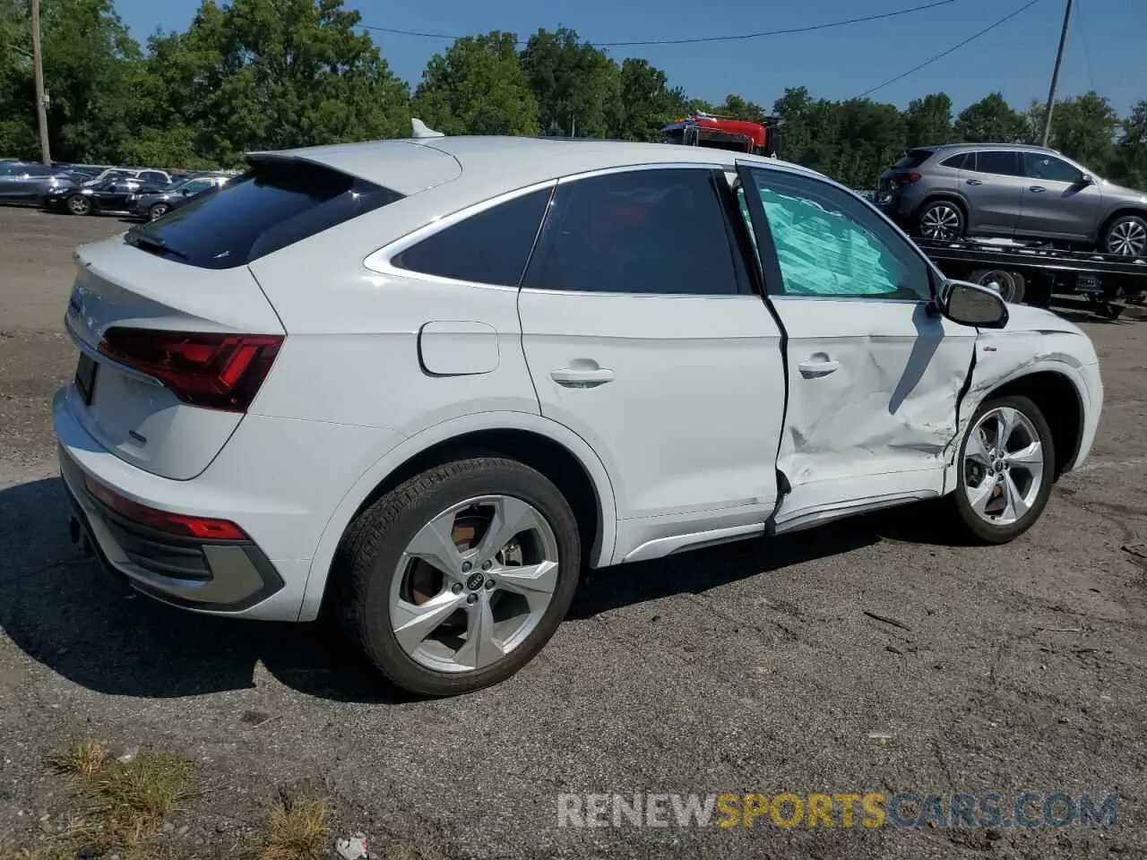 3 Photograph of a damaged car WA15AAFY3N2015510 AUDI Q5 2022