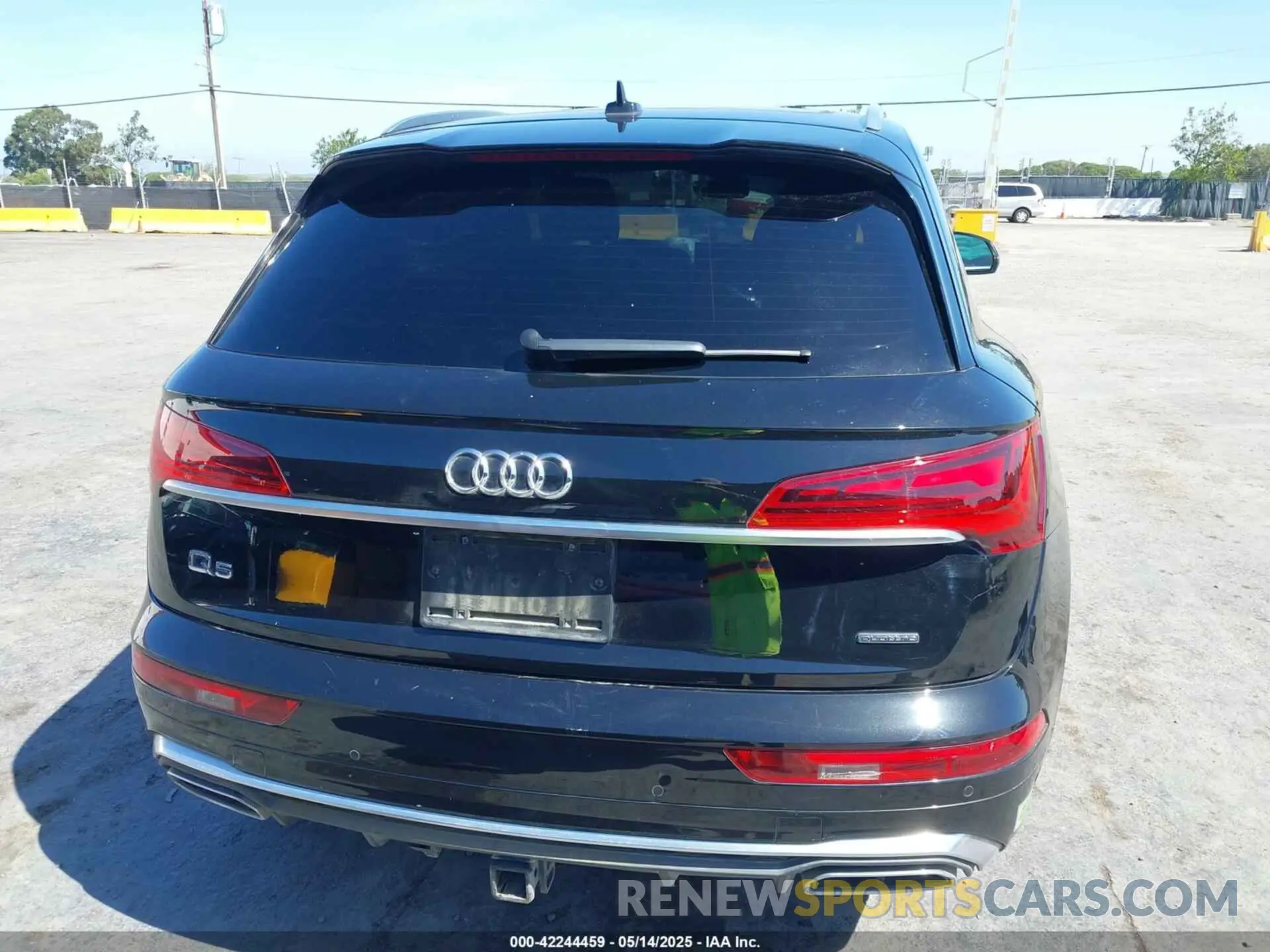 16 Photograph of a damaged car WA1E2AFYXN2014254 AUDI Q5 2022