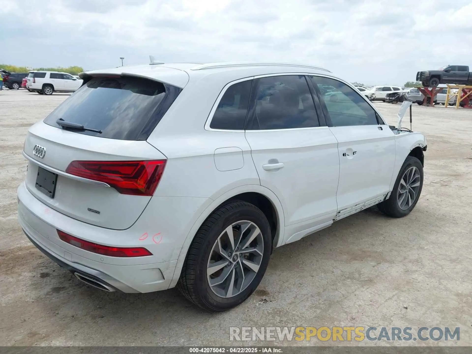 4 Photograph of a damaged car WA1EAAFY0N2133918 AUDI Q5 2022