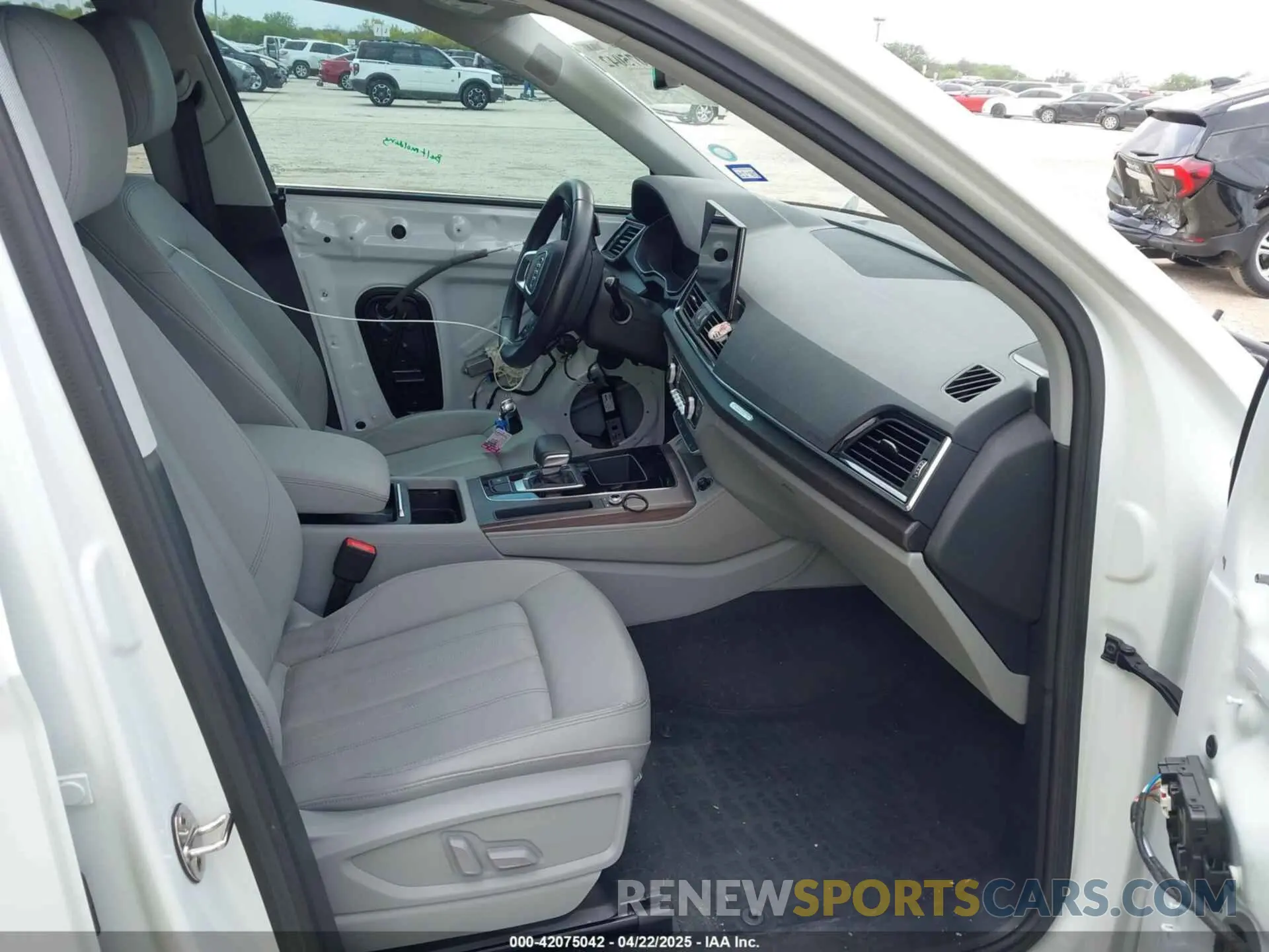 5 Photograph of a damaged car WA1EAAFY0N2133918 AUDI Q5 2022