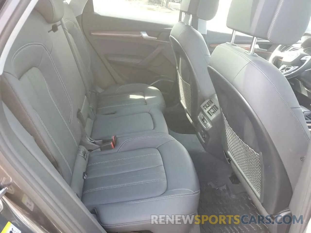 10 Photograph of a damaged car WA1EAAFY1N2108686 AUDI Q5 2022