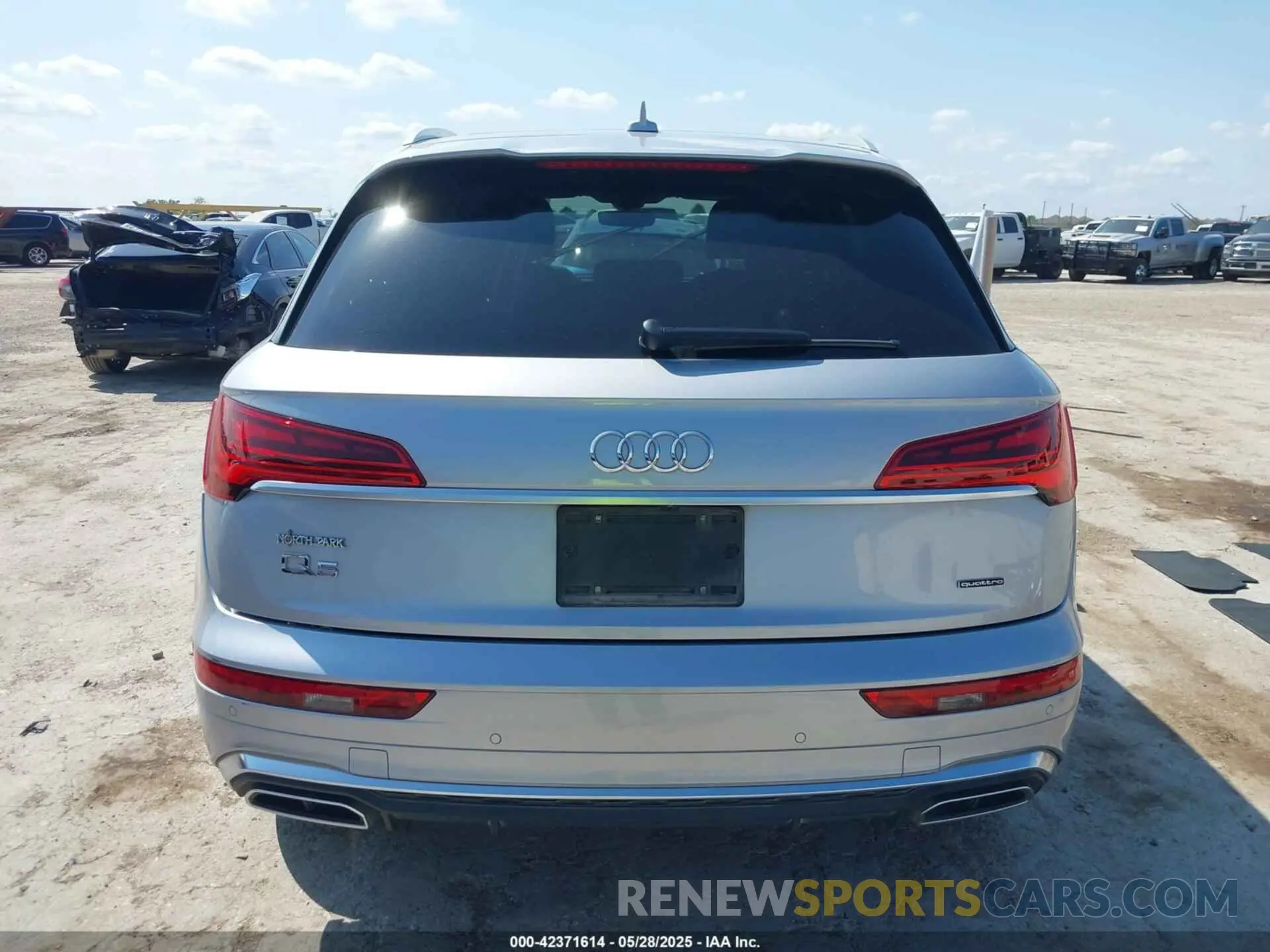17 Photograph of a damaged car WA1EAAFY7N2134077 AUDI Q5 2022
