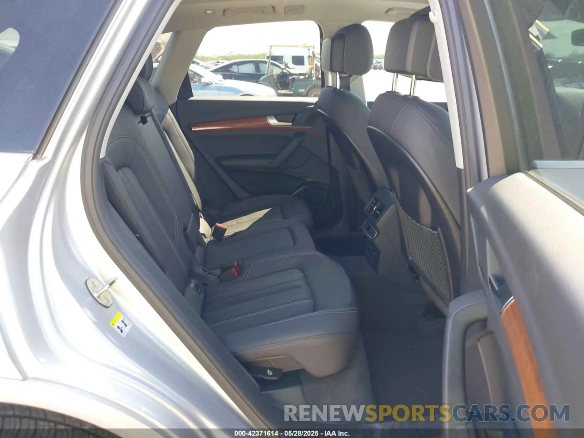 8 Photograph of a damaged car WA1EAAFY7N2134077 AUDI Q5 2022