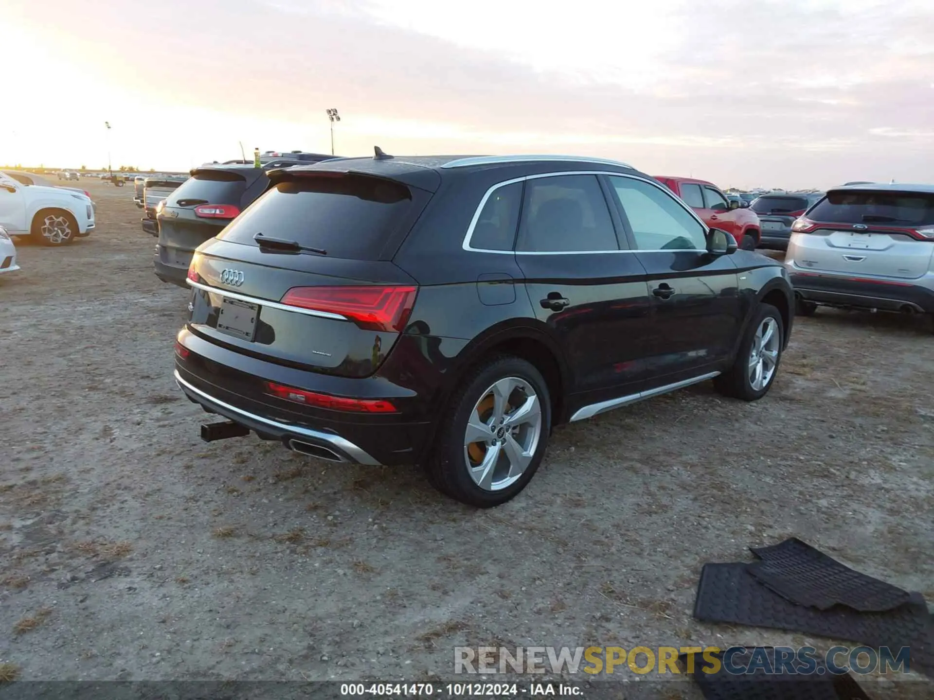 4 Photograph of a damaged car WA1EAAFY8N2025692 AUDI Q5 2022