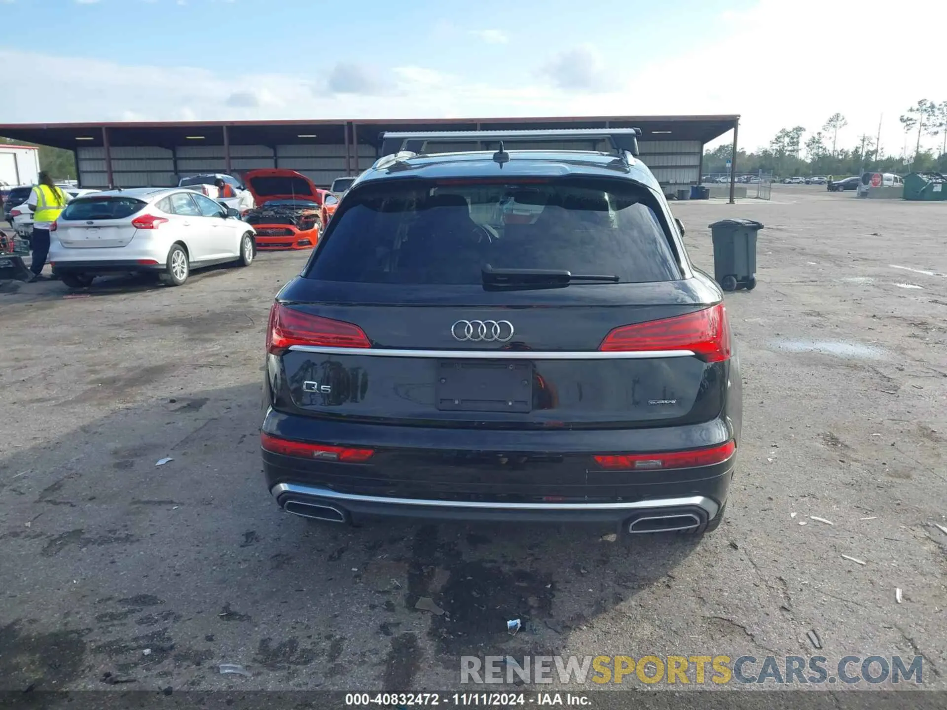 17 Photograph of a damaged car WA1EAAFY9N2071077 AUDI Q5 2022
