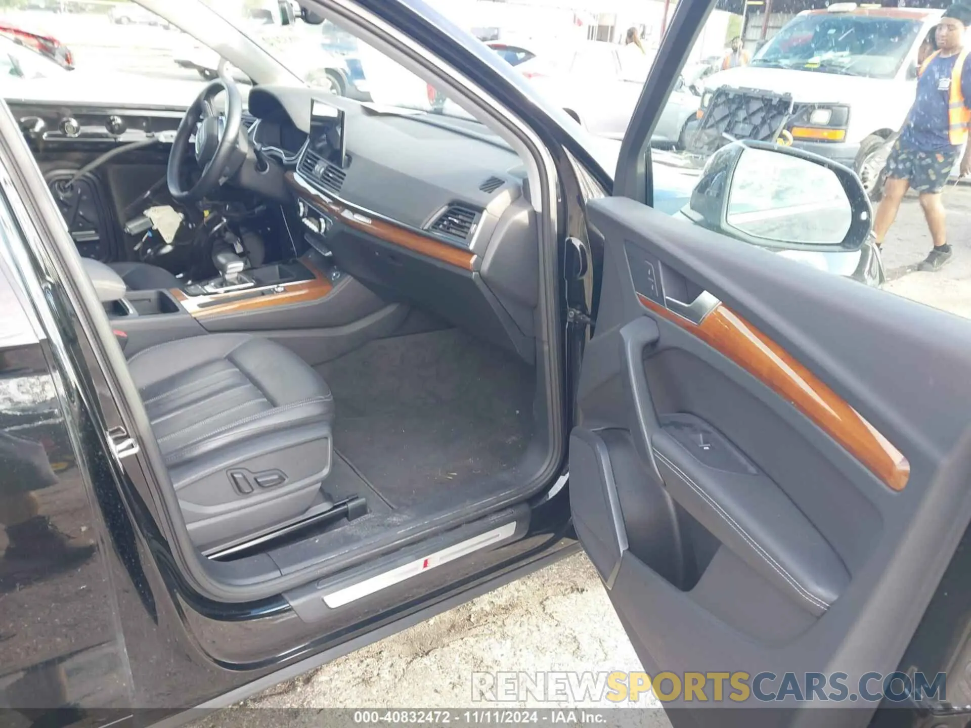 5 Photograph of a damaged car WA1EAAFY9N2071077 AUDI Q5 2022