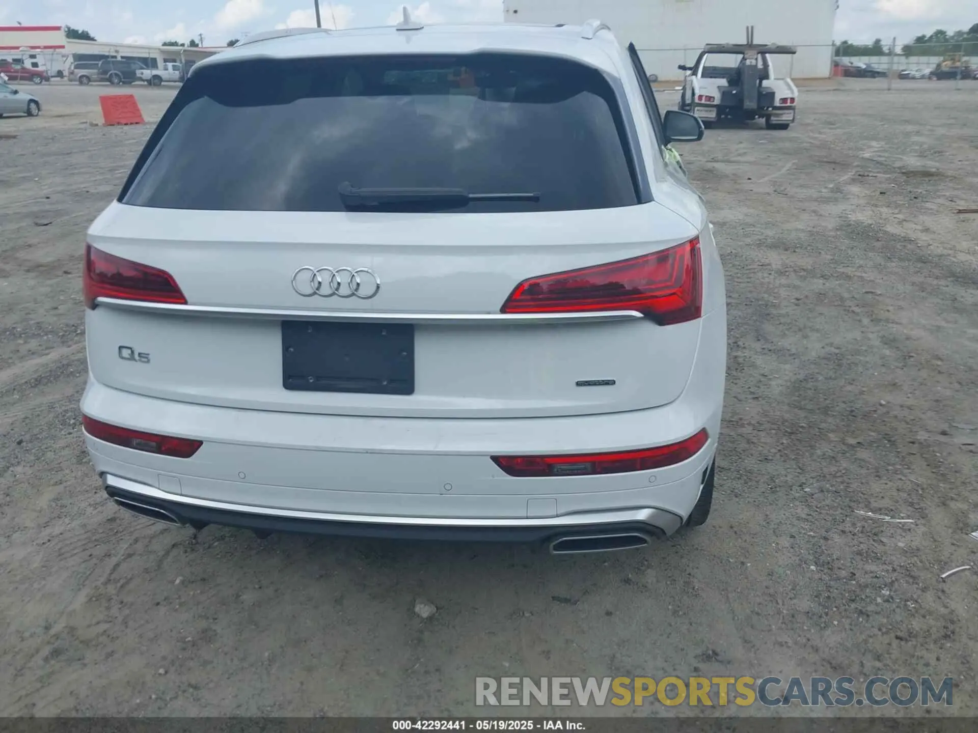 16 Photograph of a damaged car WA1FAAFY5N2027503 AUDI Q5 2022
