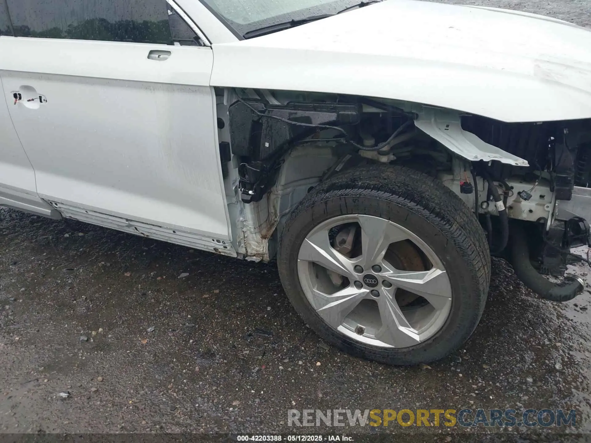 18 Photograph of a damaged car WA1EAAFY4P2073760 AUDI Q5 2023