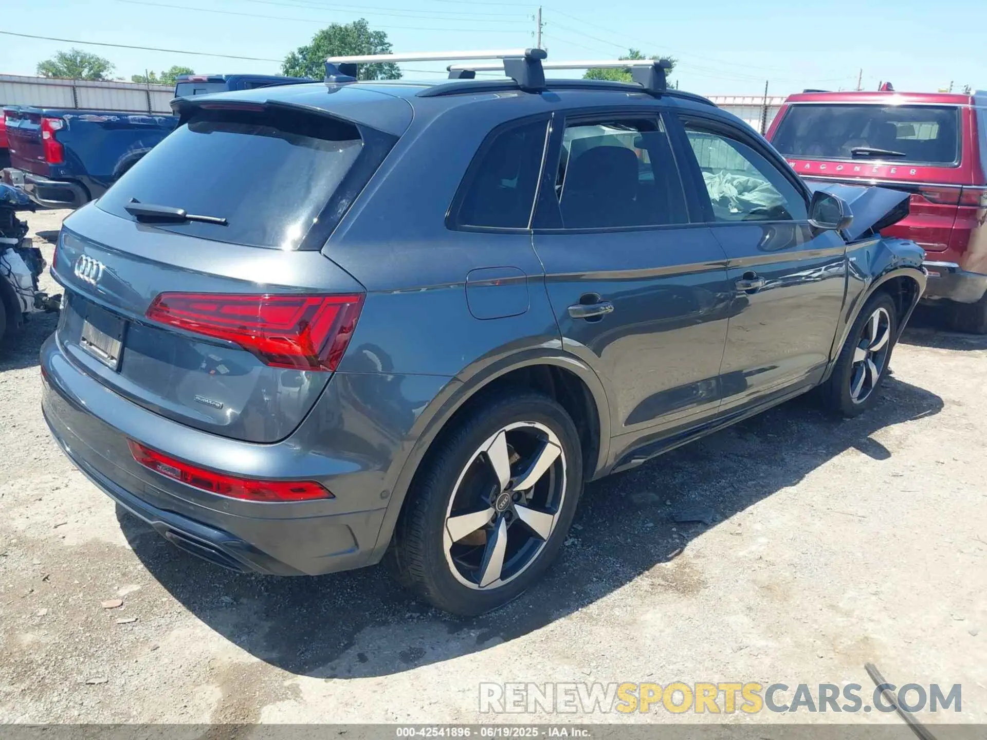 4 Photograph of a damaged car WA1FAAFY7P2054575 AUDI Q5 2023