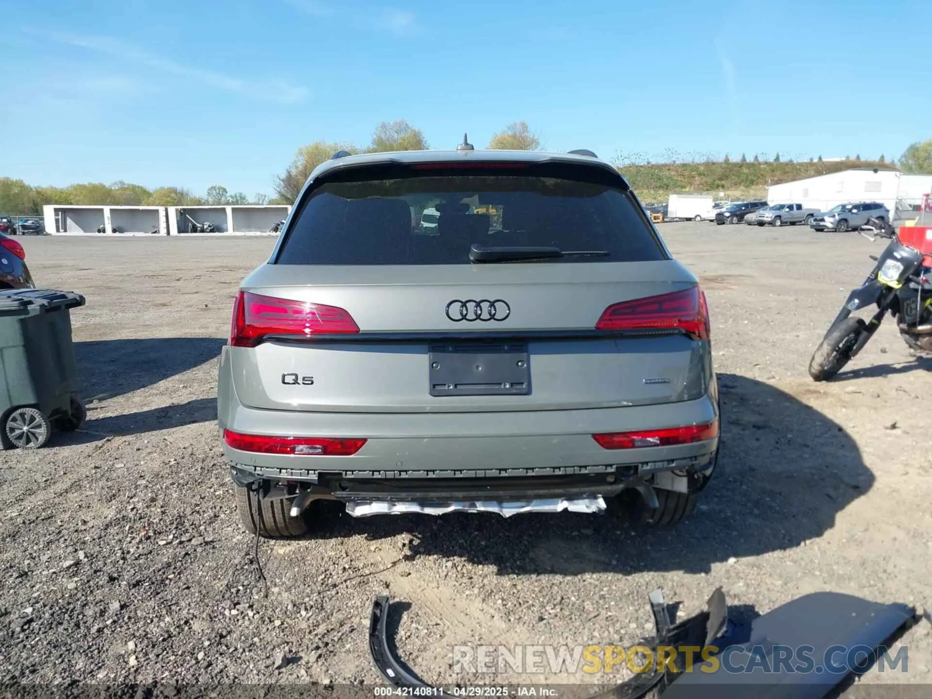 17 Photograph of a damaged car WA1E2AFY1R2128648 AUDI Q5 2024