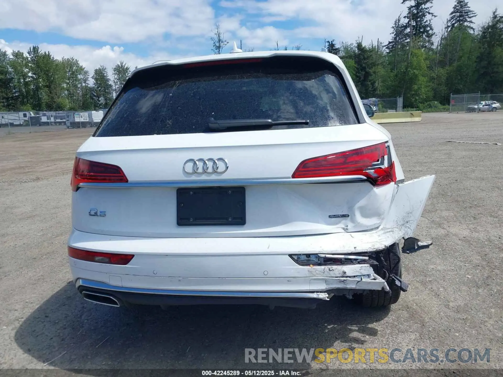 16 Photograph of a damaged car WA1EAAFY1R2031114 AUDI Q5 2024