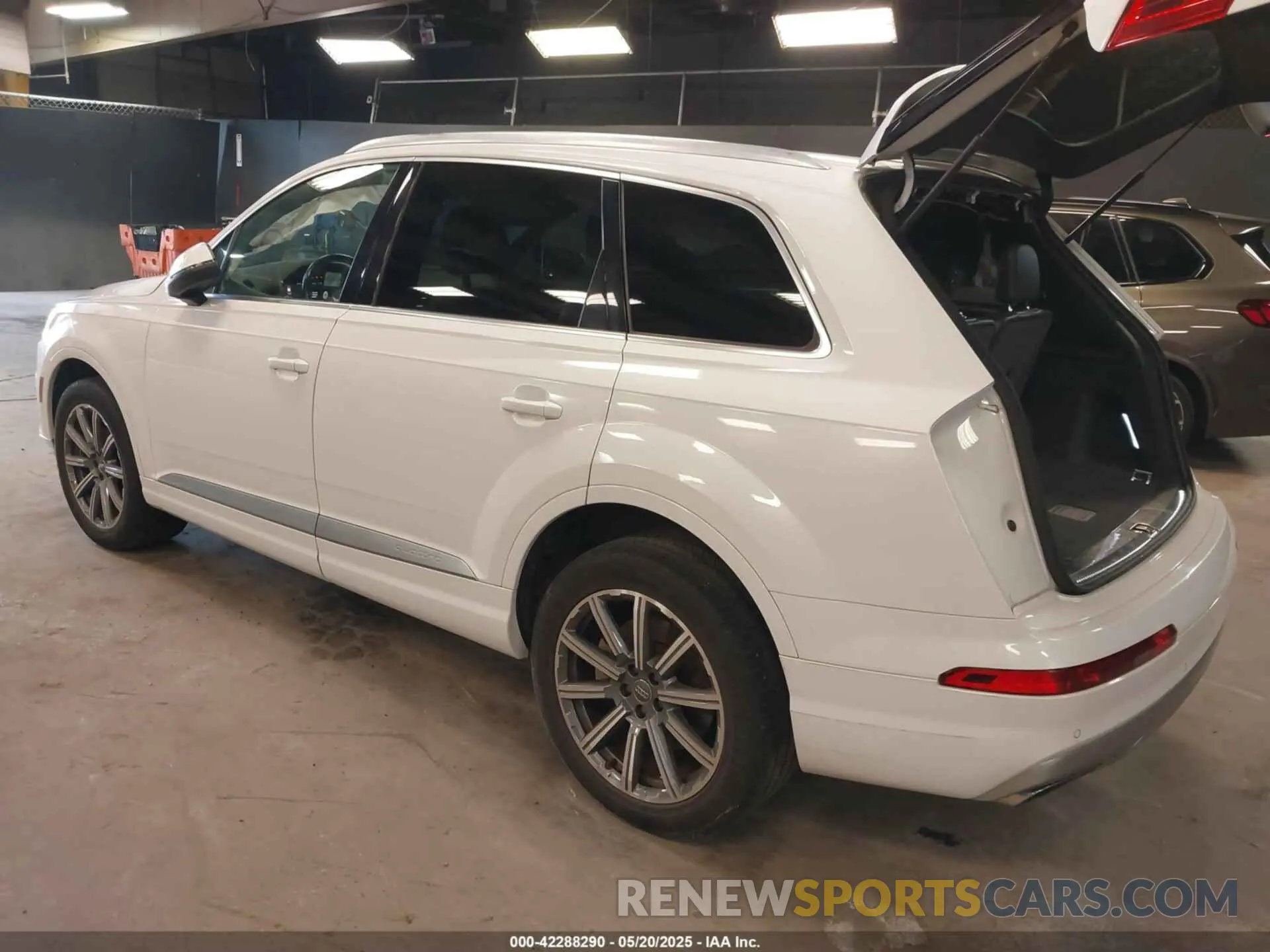 3 Photograph of a damaged car WA1LAAF72KD002200 AUDI Q7 2019